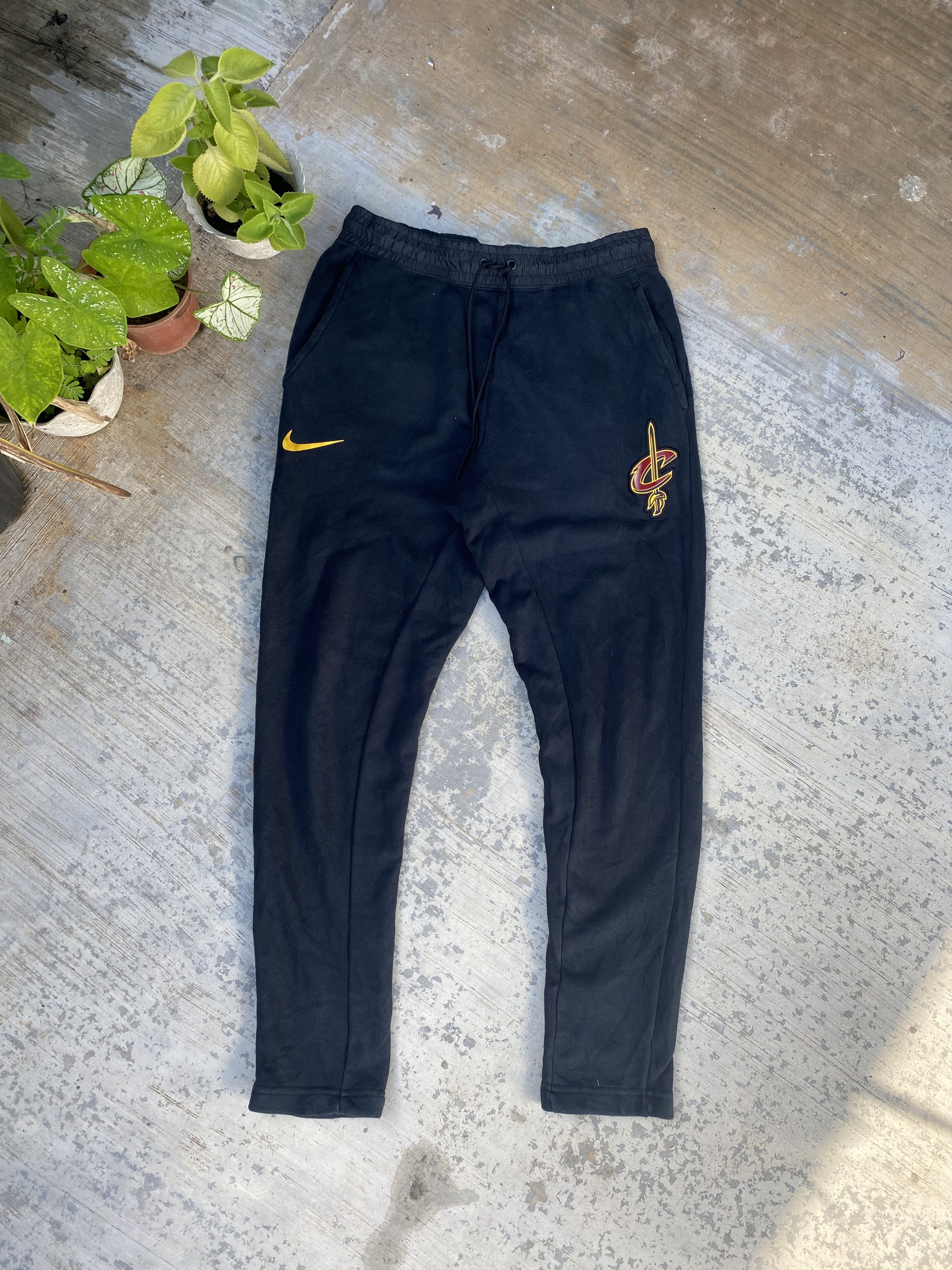 NBA × Nike Vintage Nike Cavaliers NBA Basketball Sweatpants Size US 29 - 1 Thumbnail