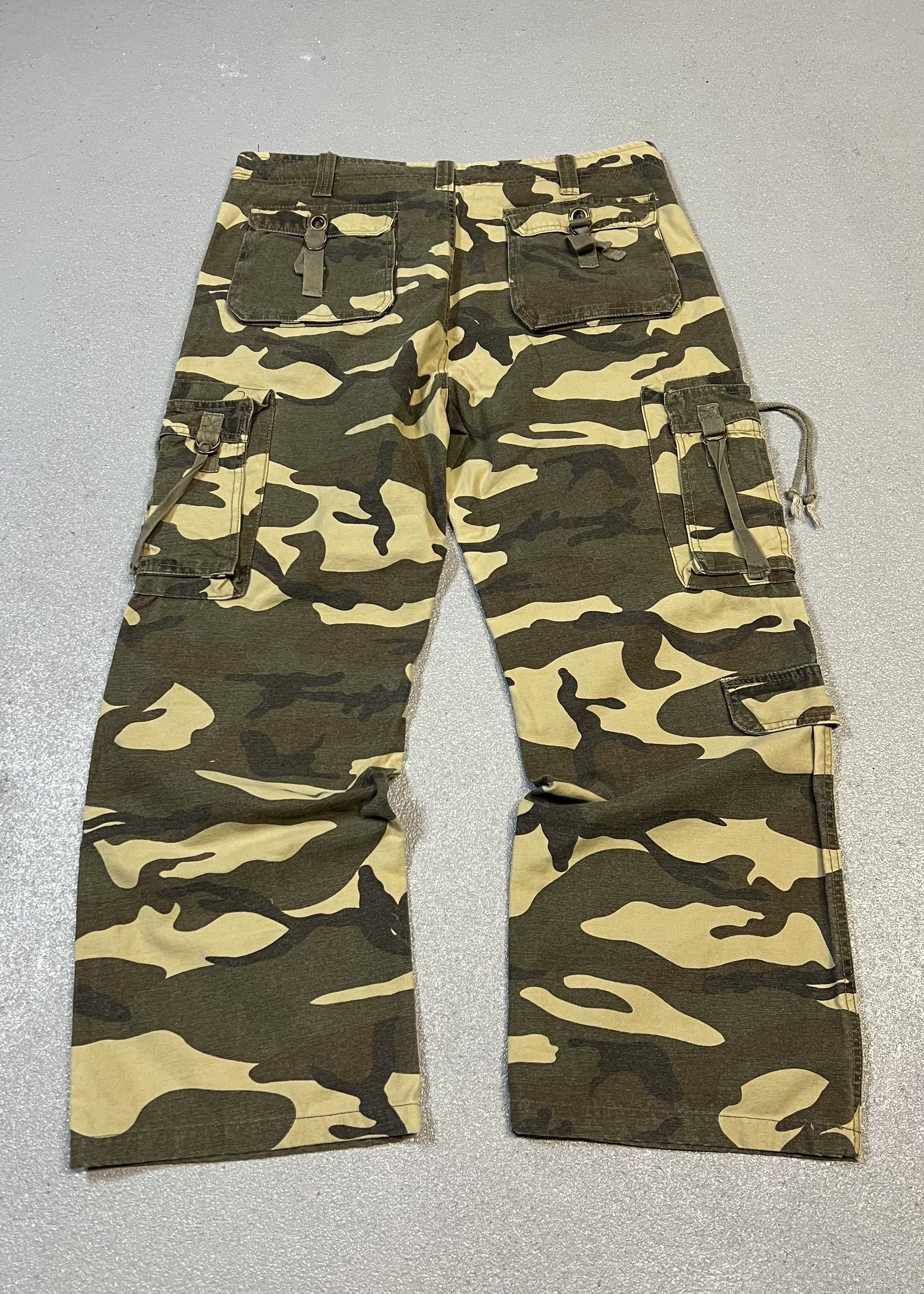 Japanese Brand Vintage baggy wide-leg camouflage multi-pocket cargo pants. Size US 36 / EU 52 - 2 Thumbnail