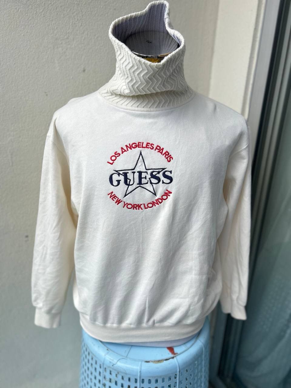 Guess Vintage Guess Turtleneck Sweatshirt Size US L / EU 52-54 / 3 - 1 Thumbnail
