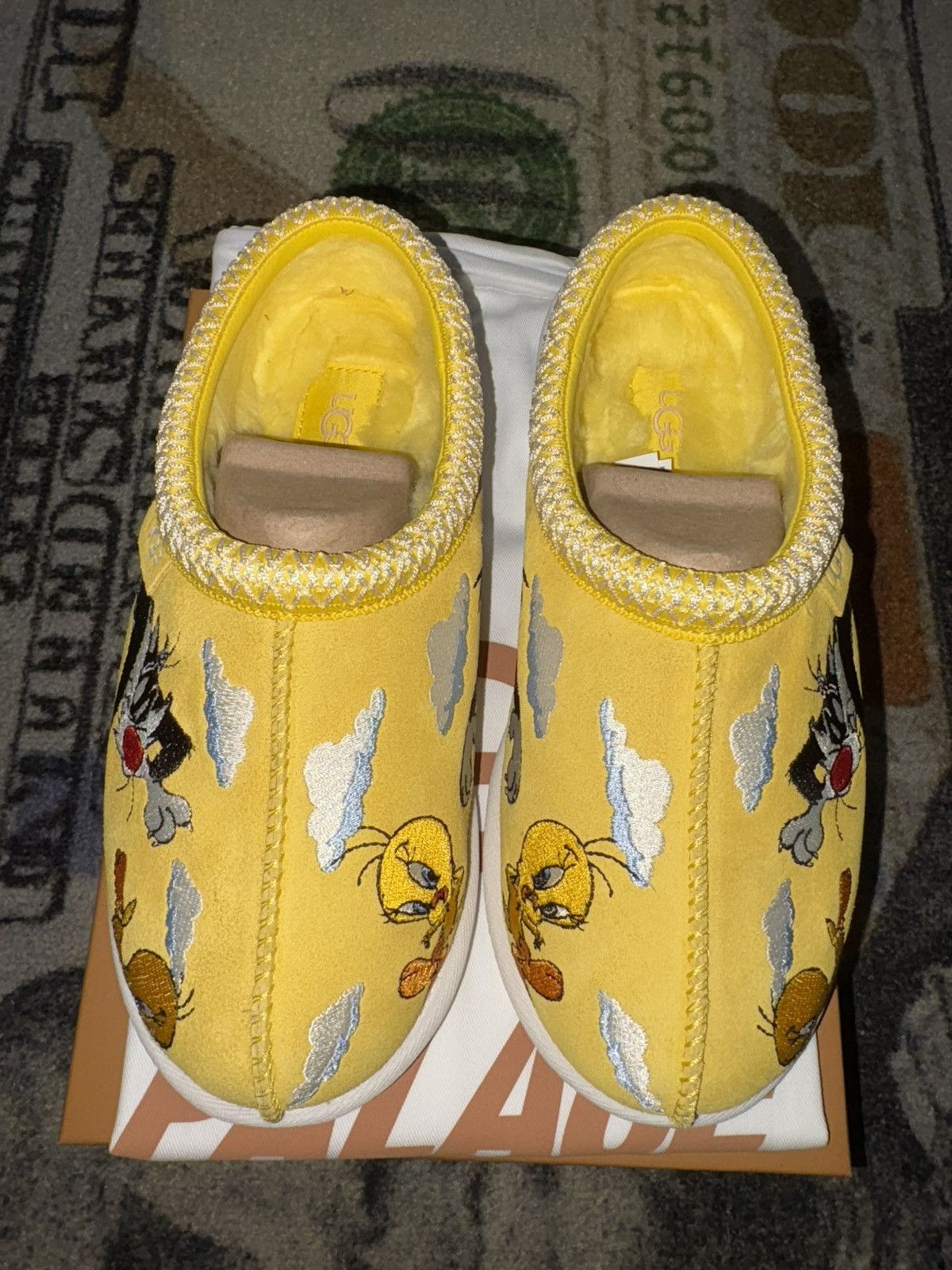 Palace × Ugg Palace UGG Tasman Slipper Looney Tunes Yellow Size US 7 / EU 40 - 3 Thumbnail