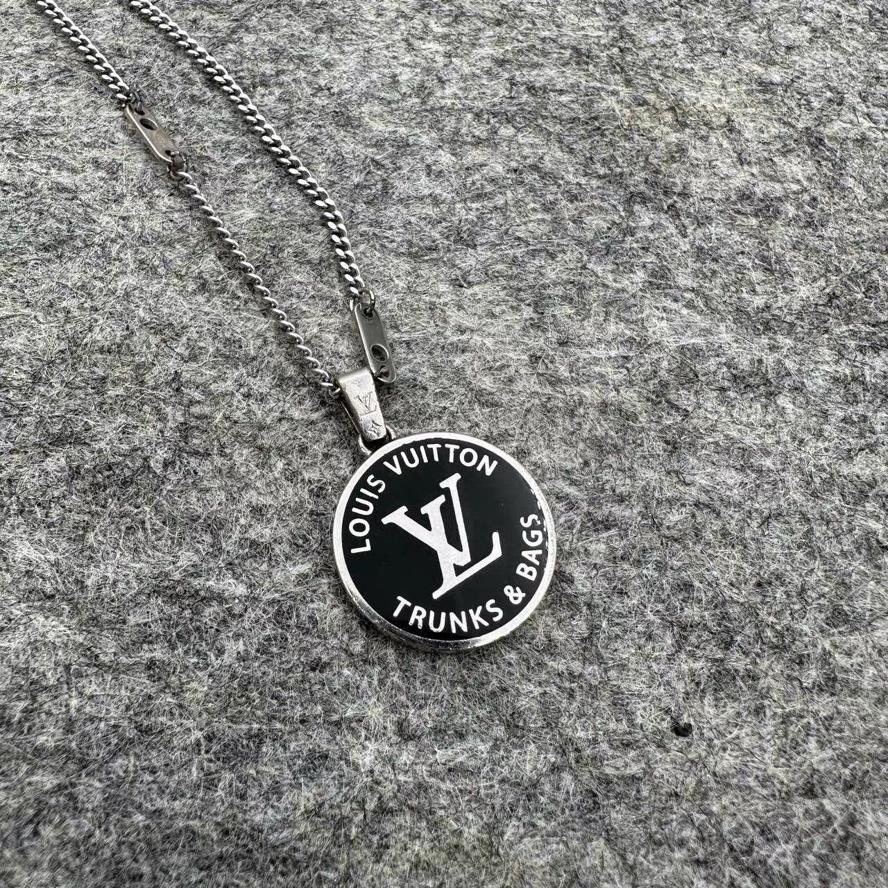 Louis Vuitton Louis Vuitton LV Circle Coin Necklace K28 Size ONE SIZE - 4 Thumbnail