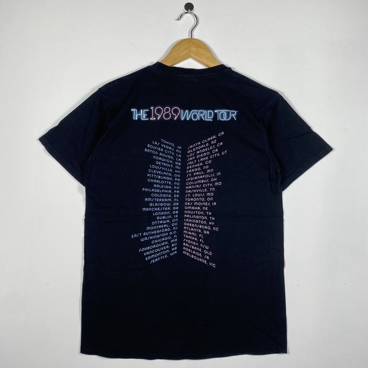 Band Tees TAYLOR SWIFT The 1989 World Tour Graphic Tee Shirt Size US M / EU 48-50 / 2 - 5 Thumbnail