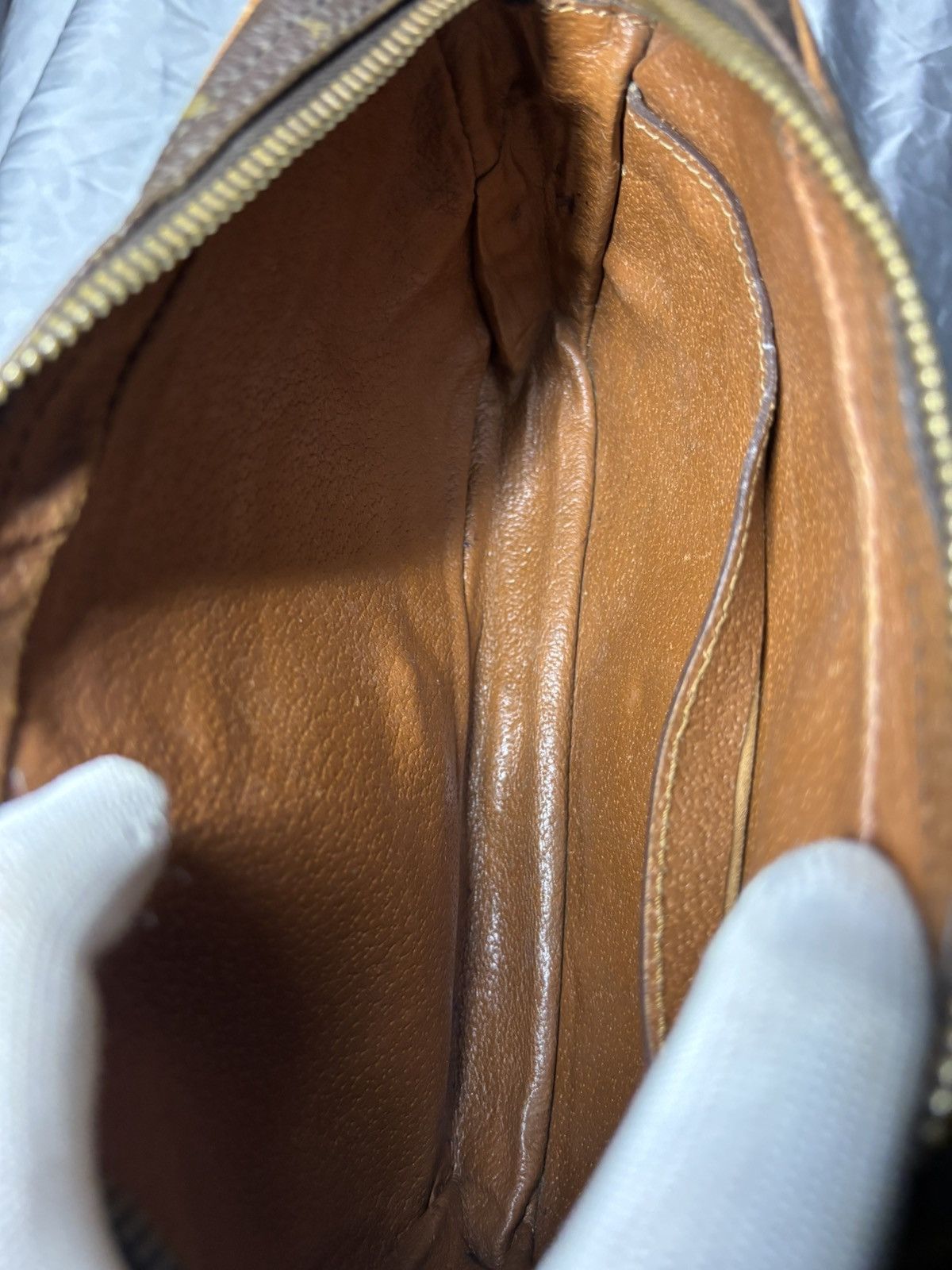 Louis Vuitton (very worn) Louis Vuitton Cluth Bag Vintage Size ONE SIZE - 9 Thumbnail