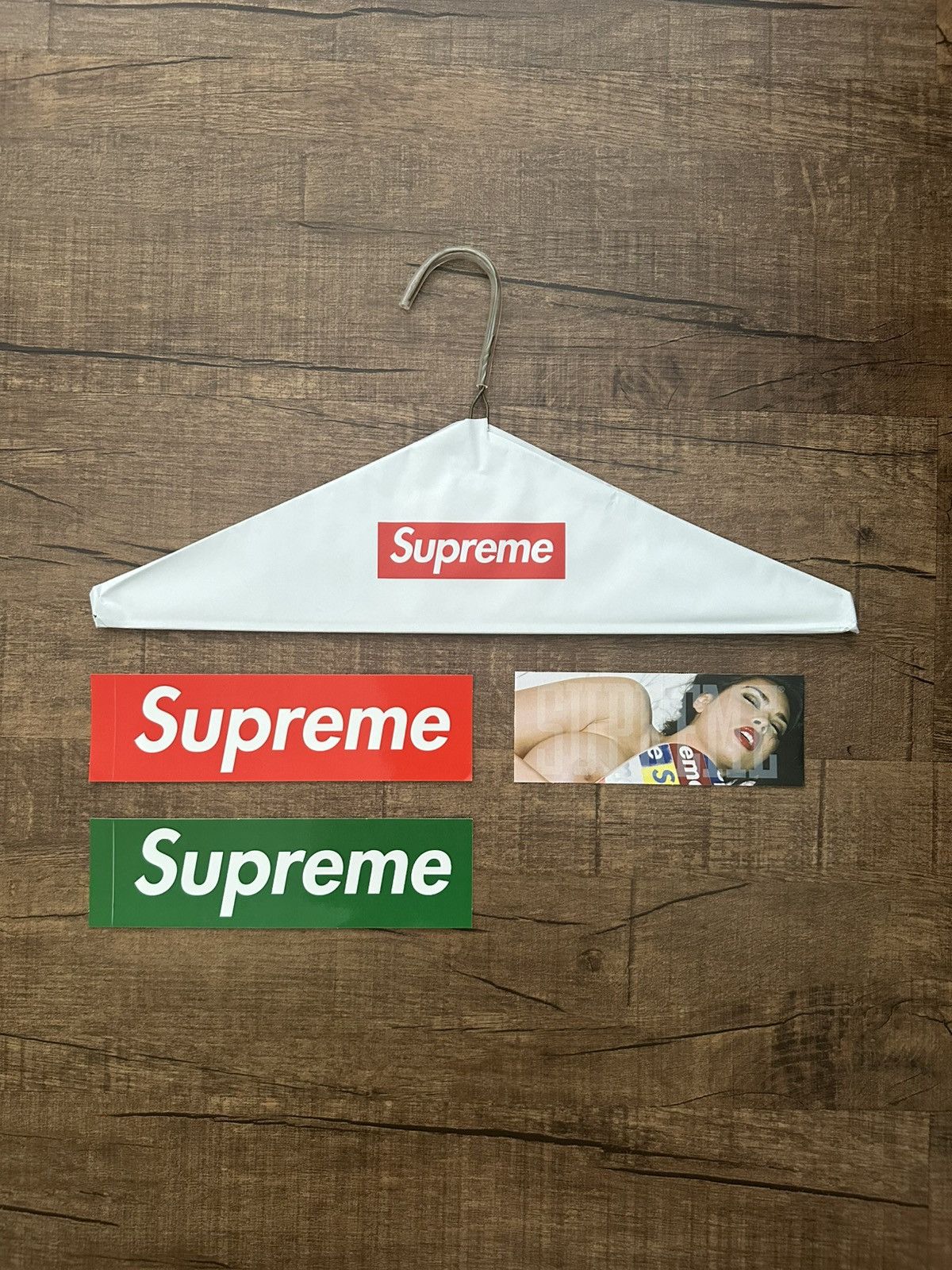 Supreme Supreme Hanger + Sticker Set Size ONE SIZE - 1 Thumbnail