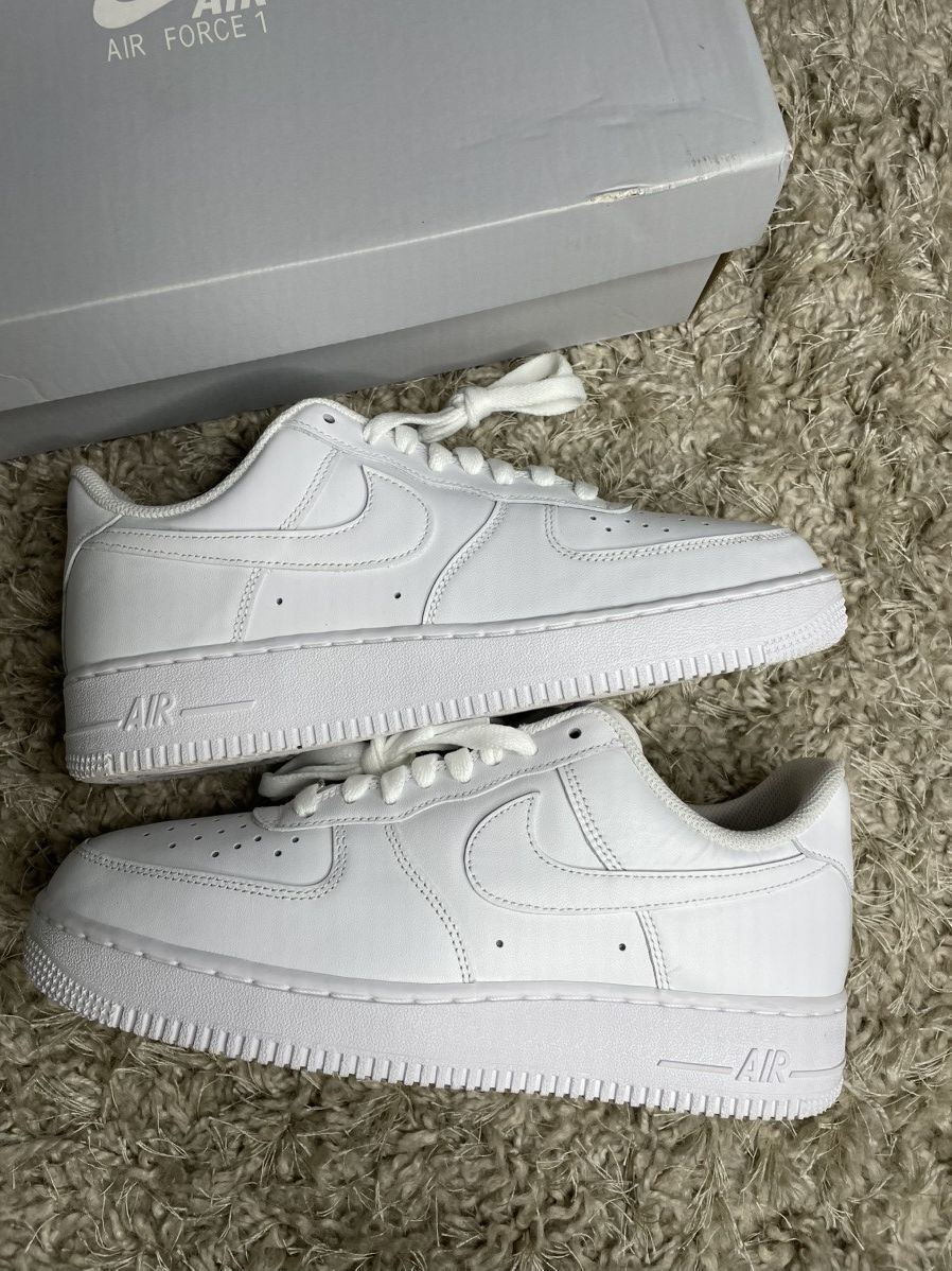 Nike Nike Air Force 1 Triple White Size US 8.5 / EU 41-42 - 2 Thumbnail
