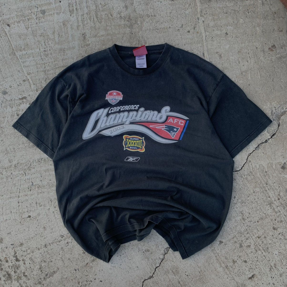 Reebok VTG Japanese Style Reebok NFL Patriots T-shirts Big Logo Size US L / EU 52-54 / 3 - 1 Thumbnail
