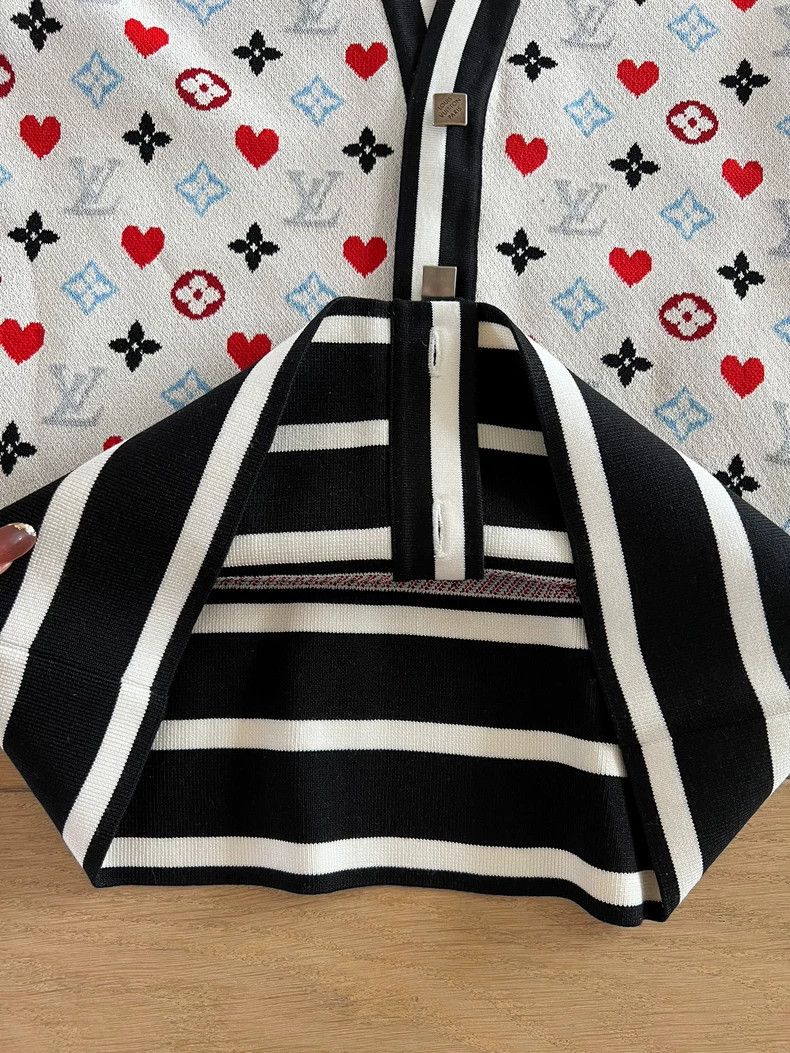 Louis Vuitton Louis Vuitton Classic cardigan top with presbyopic logo shi Size US S / EU 44-46 / 1 - 6 Thumbnail
