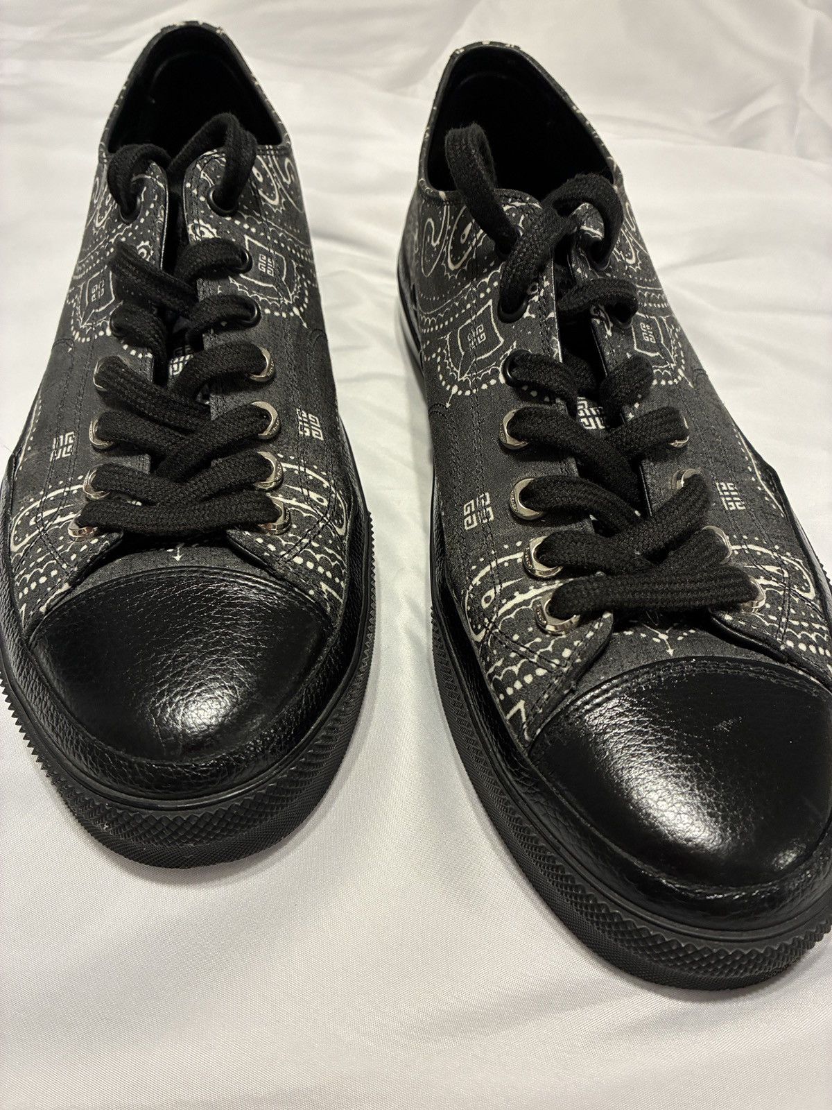 Givenchy Givenchy City leather trimmed Bandana print low top Size US 11 / EU 44 - 2 Thumbnail