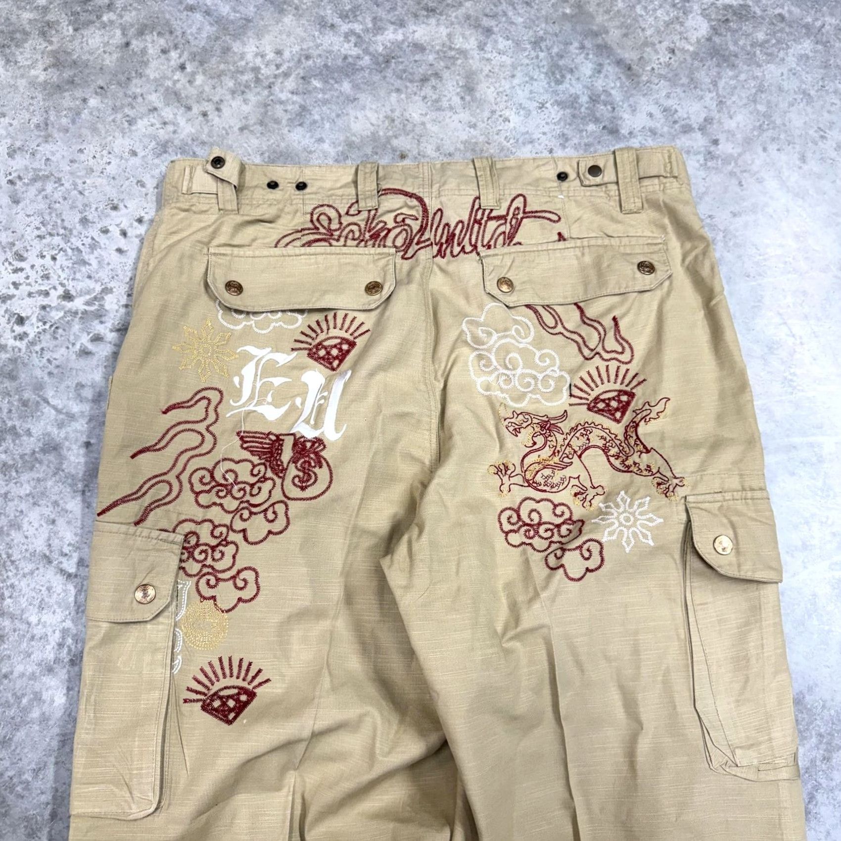 Ecko Unltd. Ecko Unltd Pants Mens 36x30 Beige Cargo Baggy Wide-Leg Dragon Embroidered Y2K Pants Mens Wide-Leg Cargo Beige Dragon Embroidered 36x30 Mens Boys? Size US 36 / EU 52 - 3 Thumbnail