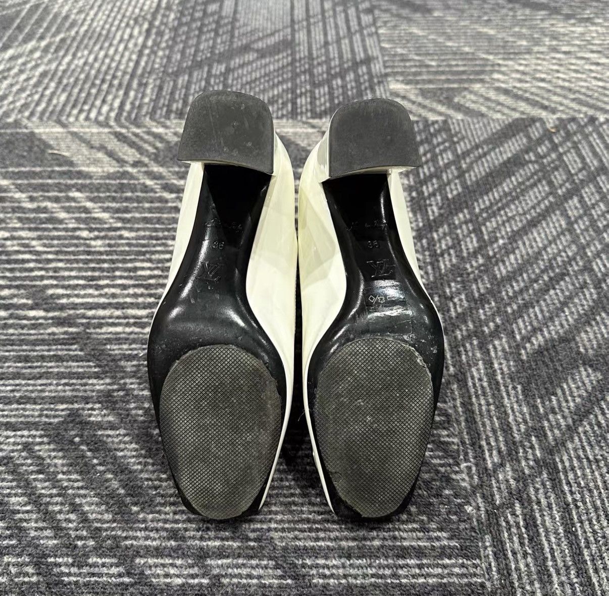 Louis Vuitton Louis Vuitton Classic Large Logo Ankle Boots J42 Size US 6 / IT 36 - 6 Thumbnail
