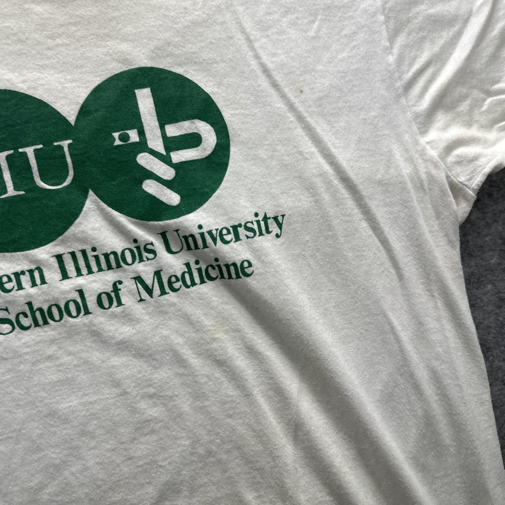 Vintage VINTAGE Screen Stars Best SIU College Shirt Mens XL White Crew Neck Short Sleeve Graphic Print 90s SIU School of Medicine Size US XL / EU 56 / 4 - 7 Thumbnail
