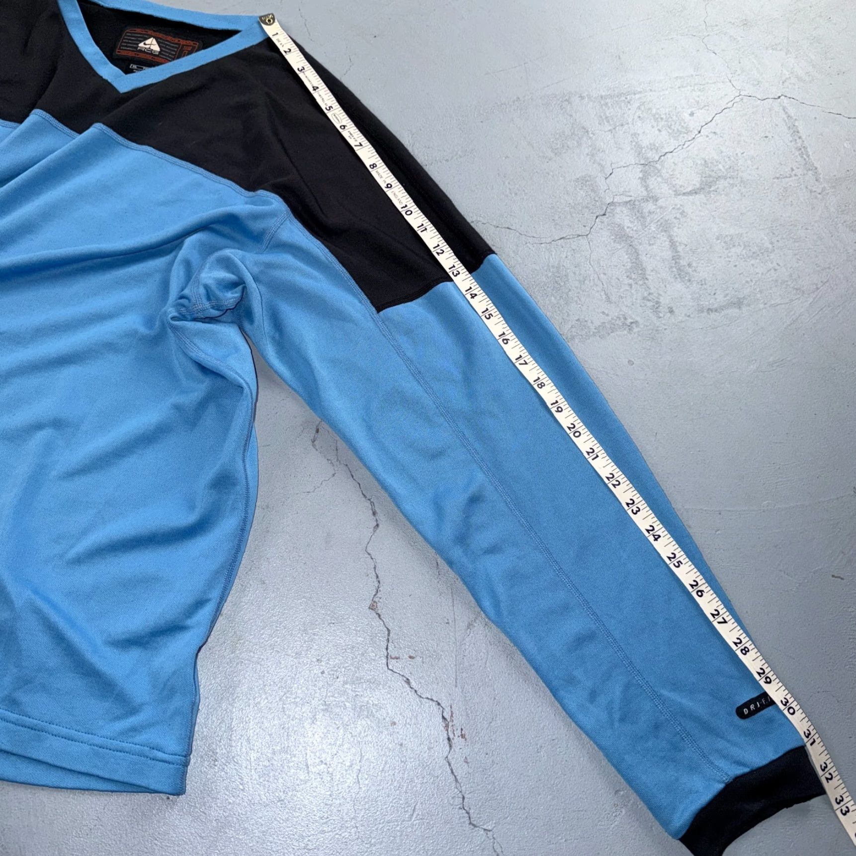 Nike ACG VINTAGE Nike ACG Base Layer Shirt XL Black Blue Comfort & Durability Outdoor Y2K 90s Mens Pullover Lightweight Medium Logo Size US XL / EU 56 / 4 - 5 Thumbnail