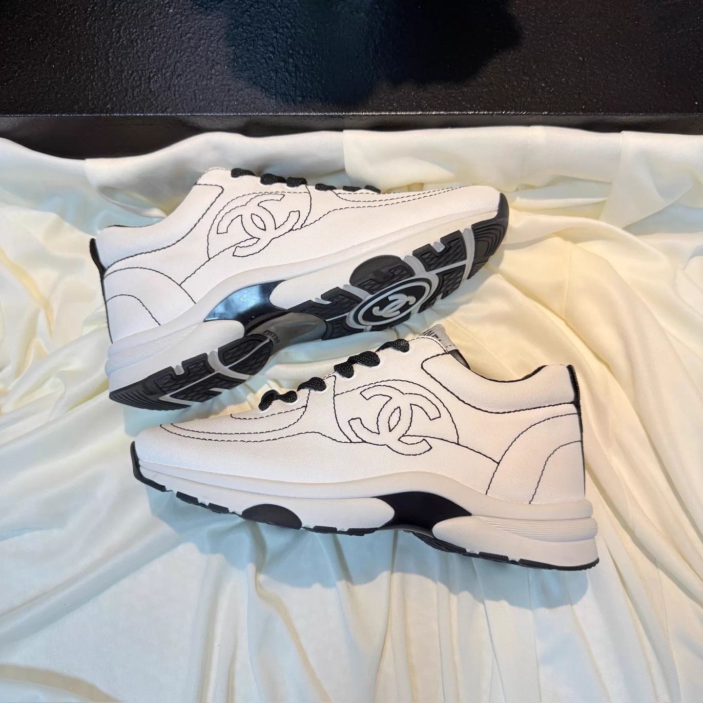 Chanel CHANEL 25C Black White Comic Sneakers 36 EU 99 New Size US 5.5 / IT 35.5 - 5 Thumbnail