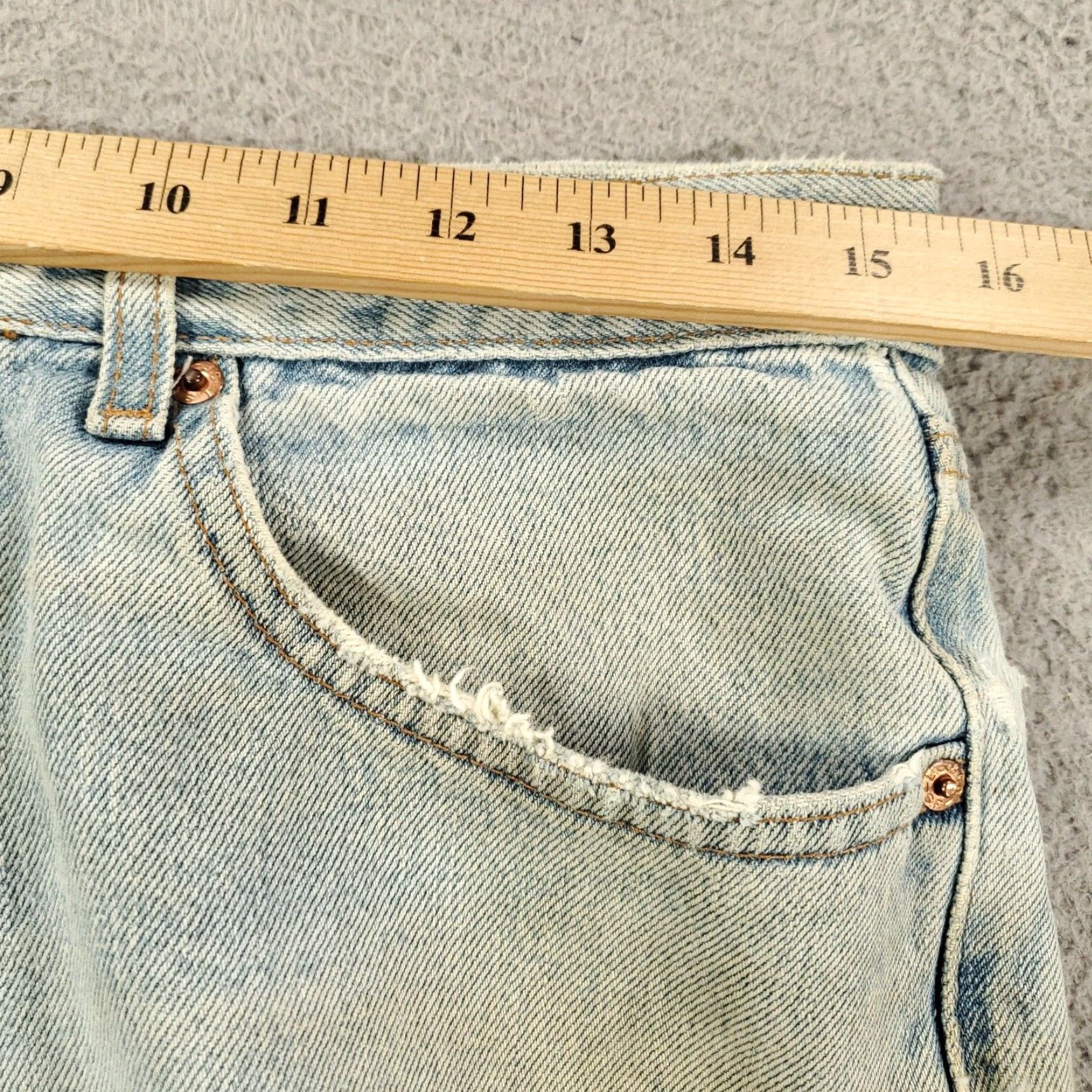 Levi's VINTAGE Levi's 550 Jeans Mens 33x34 9 0s Grunge Distressed Relaxed Denim Blue 5-Pocket Logo 550 90s Mens Jeans Size US 33 - 4 Thumbnail
