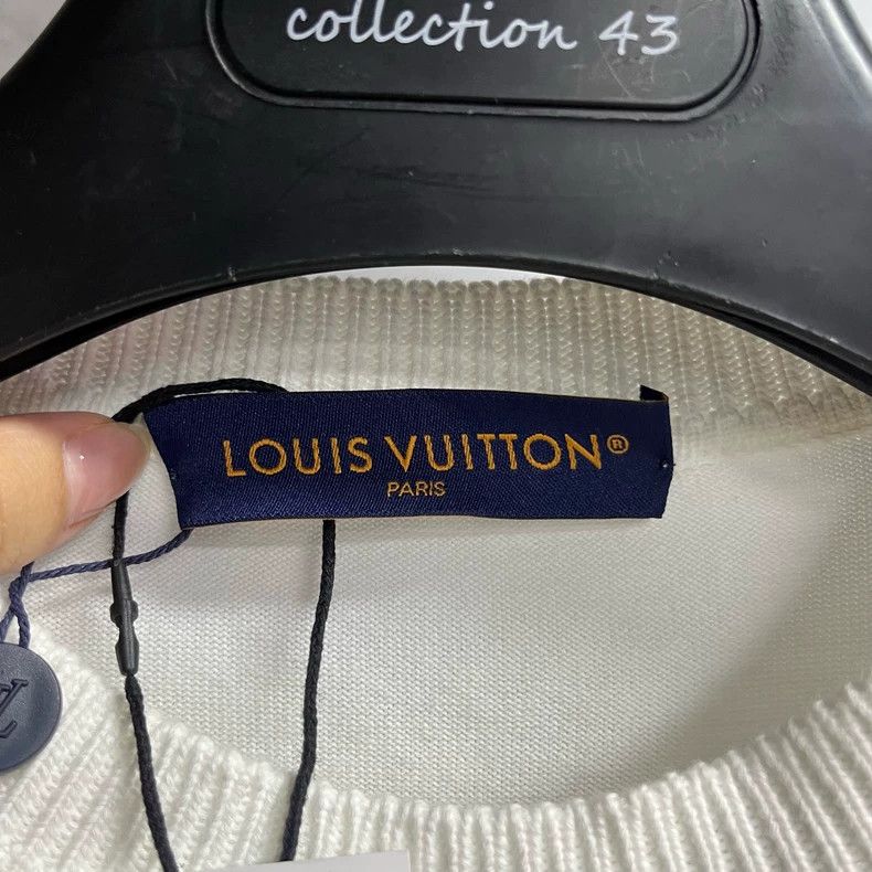 Louis Vuitton Louis Vuitton 25 crewneck in solid beige with graphic prin Size US M / EU 48-50 / 2 - 2 Thumbnail