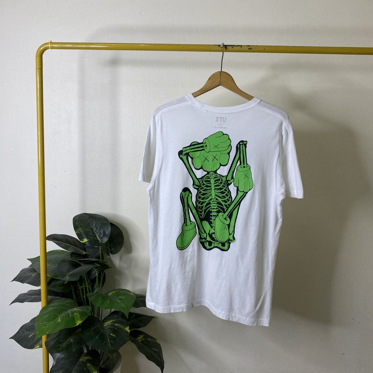 Kaws Kaws Original Fake x Uniqlo Collaboration Tshirt Size US L / EU 52-54 / 3 - 1 Thumbnail