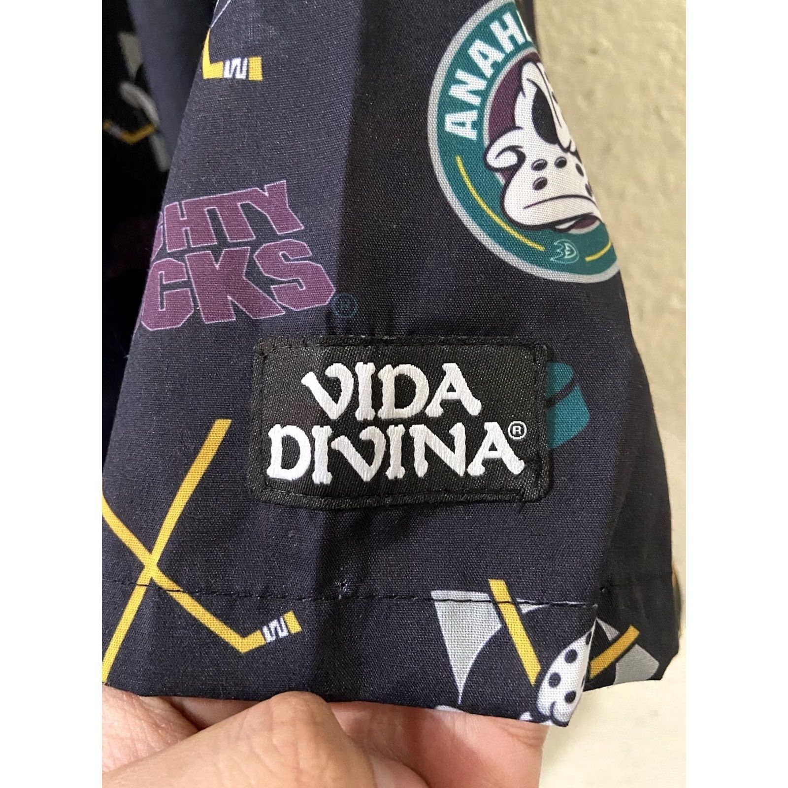 Vintage Mighty Ducks Button-Up Shirt XL All Over Print Men Black Short Sleeve Button-Up Ducks Shirt XL Men Black All Over Print Size US XL / EU 56 / 4 - 4 Thumbnail