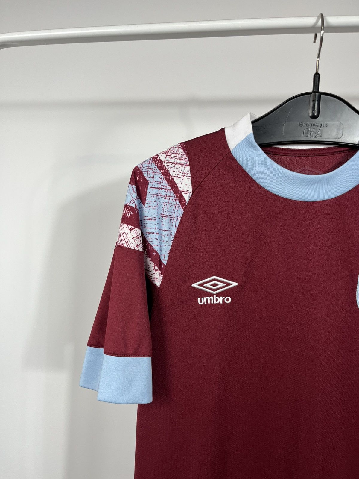 Umbro West Ham United Umbro Home Jersey 2022/23 Soccer Shirt S Size US S / EU 44-46 / 1 - 3 Thumbnail