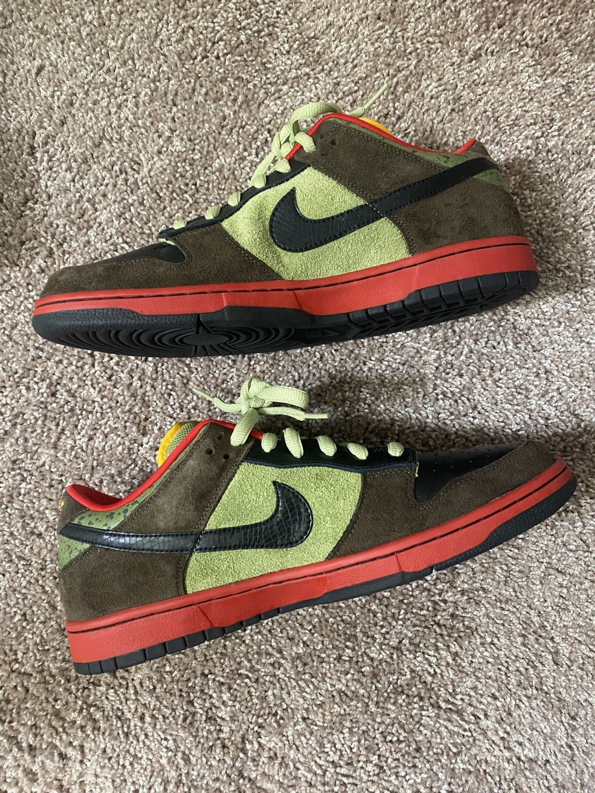 Nike Nike sb dunk low asparagus Size US 13 / EU 46 - 2 Thumbnail