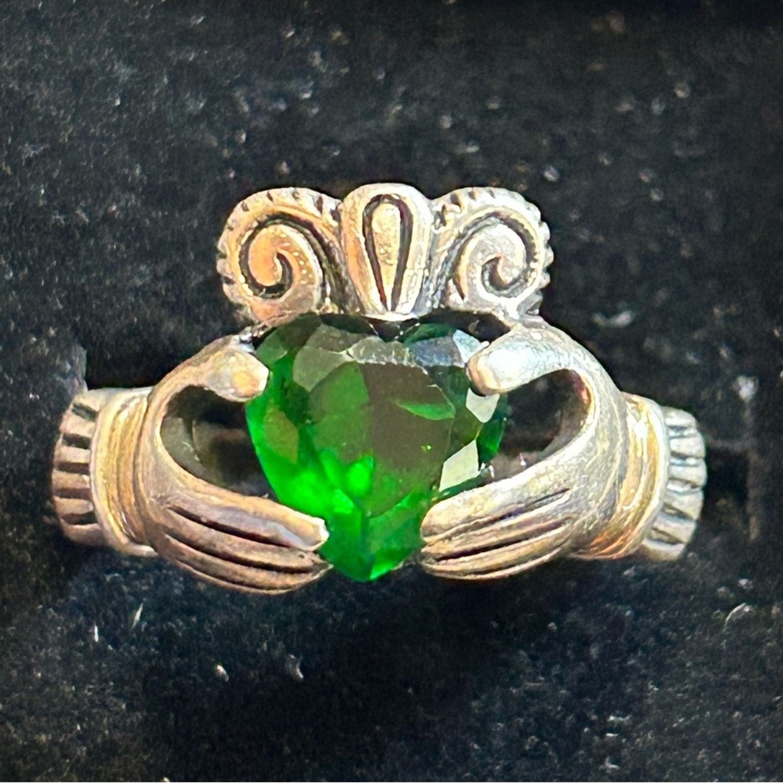 Vintage Vintage Irish green grossular garnet sterling claddagh ring Size ONE SIZE - 2 Thumbnail