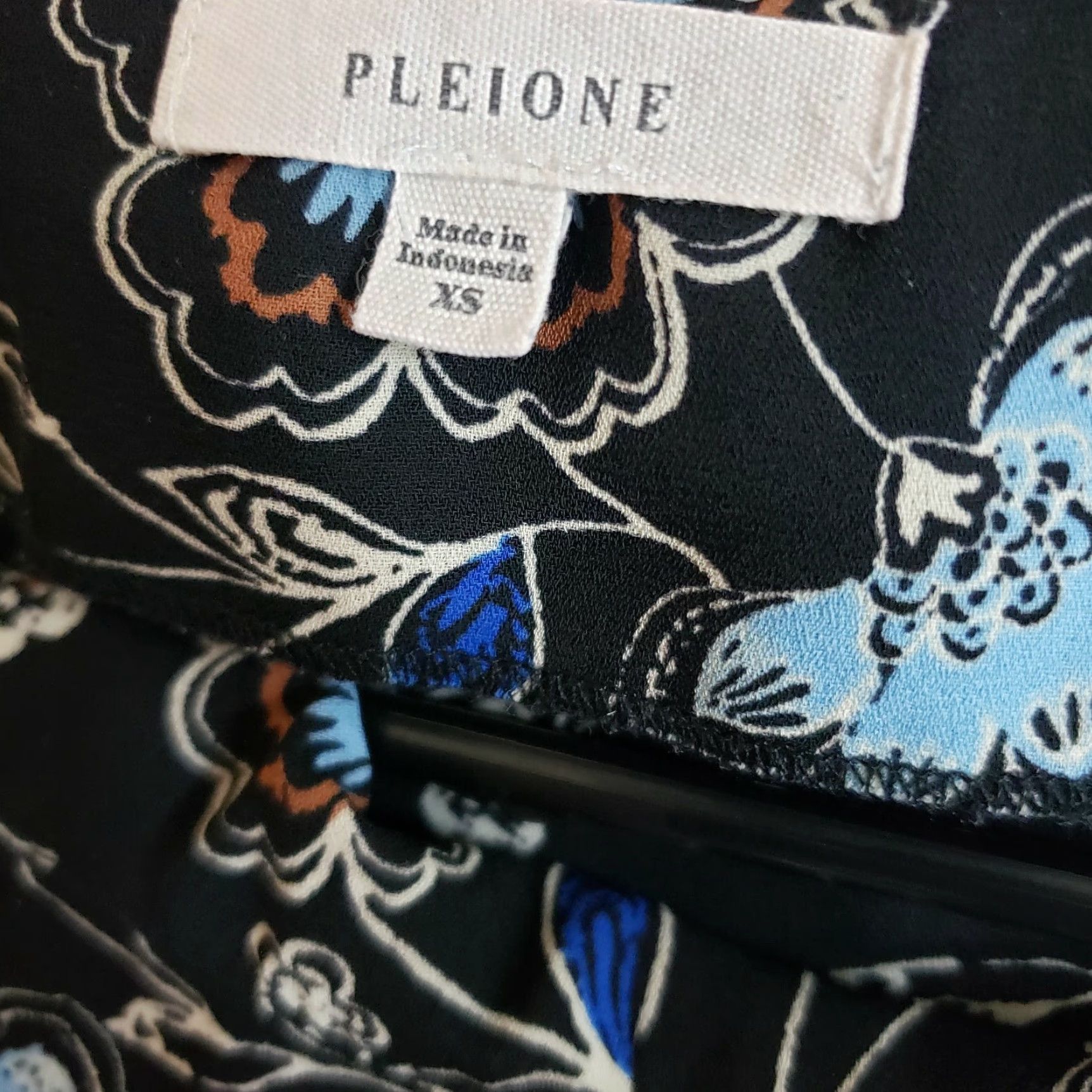 Vintage Pleione Womens Blouse Shirt Long Sleeve XS Black Floral Polyester Pleione Floral XS Black Long Sleeve Womens Shirt Size XS Size XS / US 0-2 / IT 36-38 - 6 Thumbnail