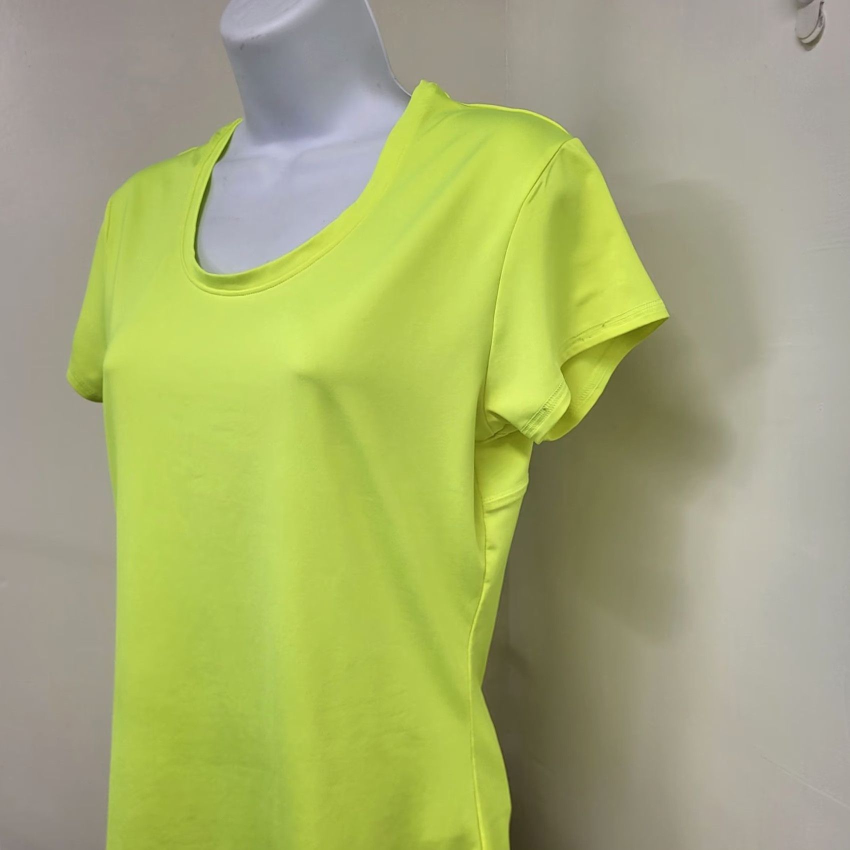 Under Armour Under Armour Shirt Short Sleeve Heat Gear Neon Hers Running Sz Small, Semi-Fitted, Breathable, Moisture Wicking, Activewear, Women, Yellow Size S / US 4 / IT 40 - 3 Thumbnail