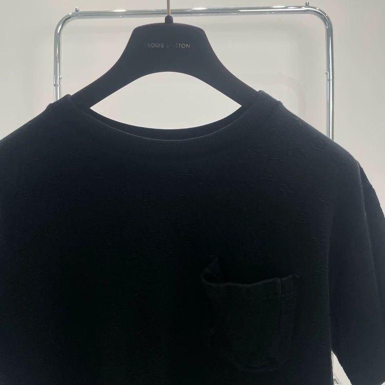 Louis Vuitton Louis Vuitton Black short sleeve T-shirt with full logo an Size US L / EU 52-54 / 3 - 5 Thumbnail