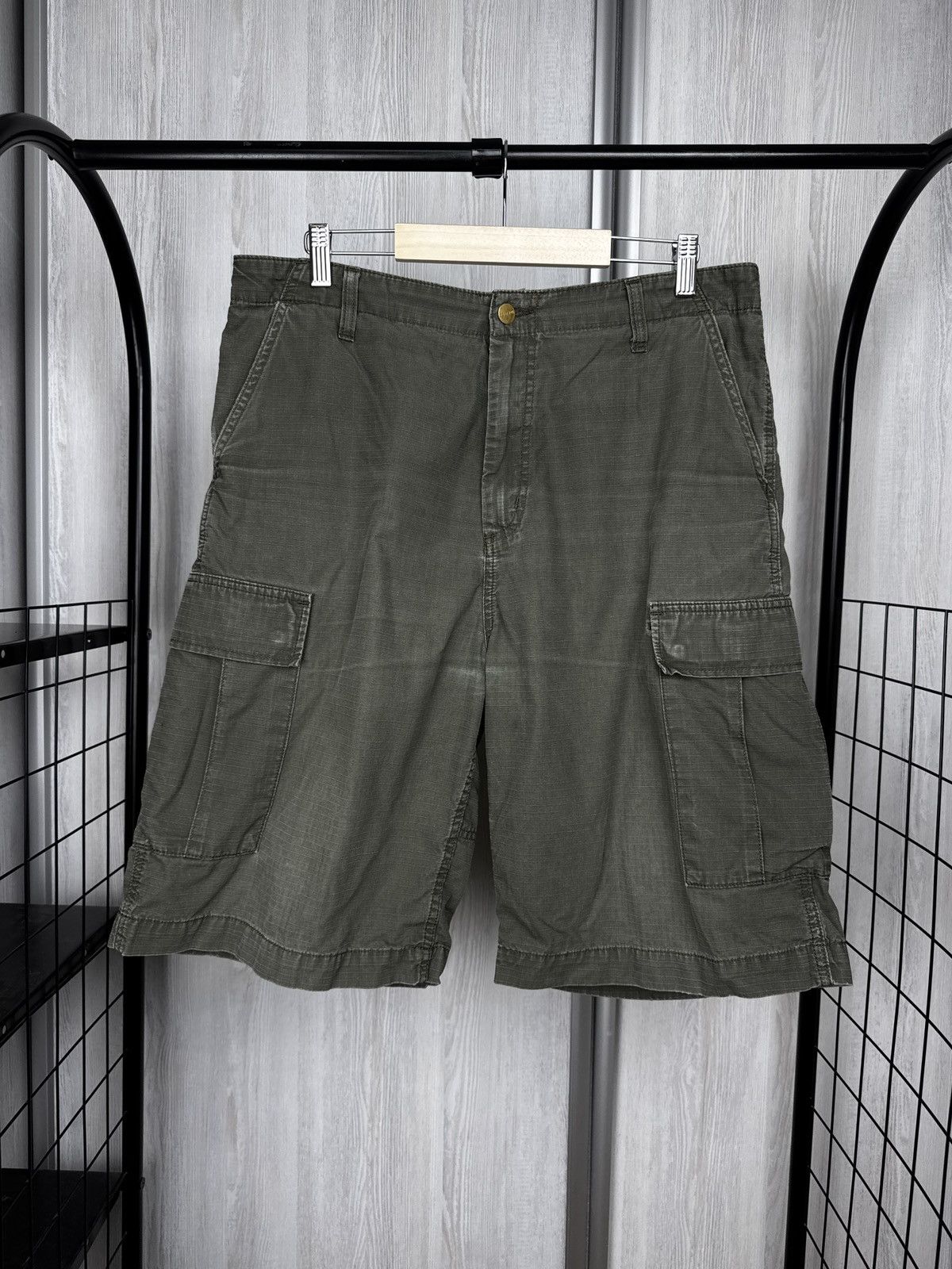 Carhartt Wip Carhartt WIP faded distressed khaki green cargo shorts Size US 32 / EU 48 - 1 Thumbnail