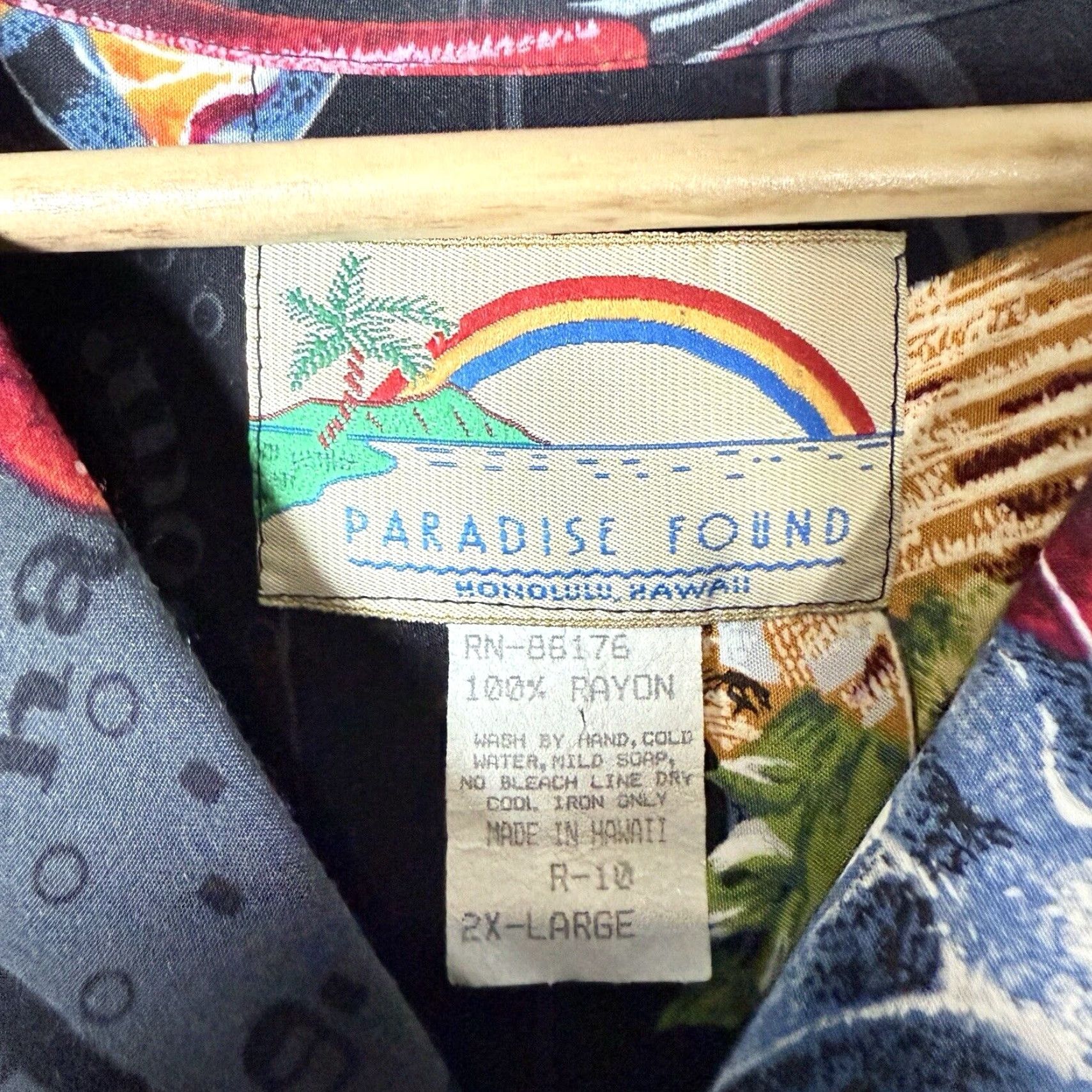 Paradise Found Paradise Found 100% Rayon Alcohol Print Black Hawaiian Shirt Mens 2XL Short Sleeve Button-Up Size US XXL / EU 58 / 5 - 4 Thumbnail