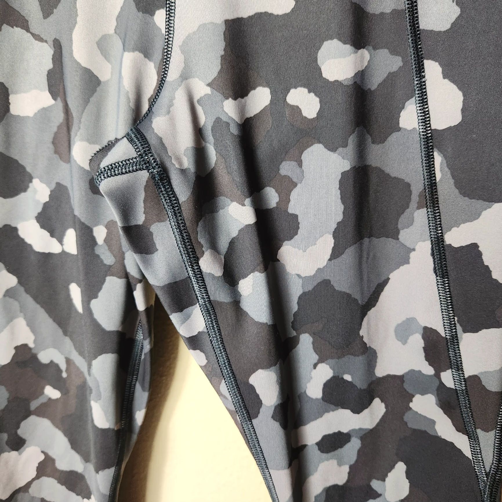 Athleta Athleta Lightening Camo 7/8 Tight Leggings w/Stash Pockets Supersonic-Size S Womens Leggings Size 28" / US 6 / IT 42 - 3 Thumbnail