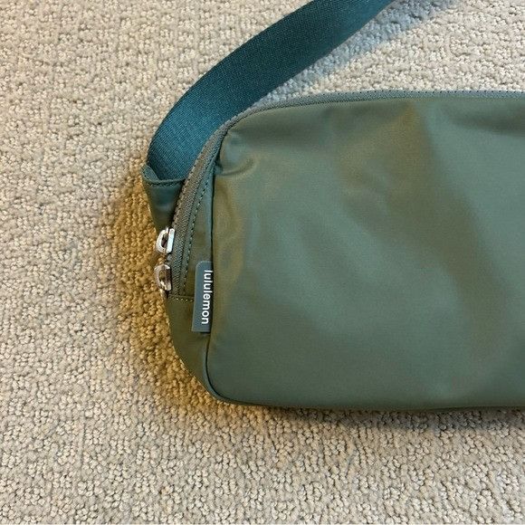 Lululemon New Lululemon Wear everywhere Belt Bag Green Size ONE SIZE - 6 Thumbnail