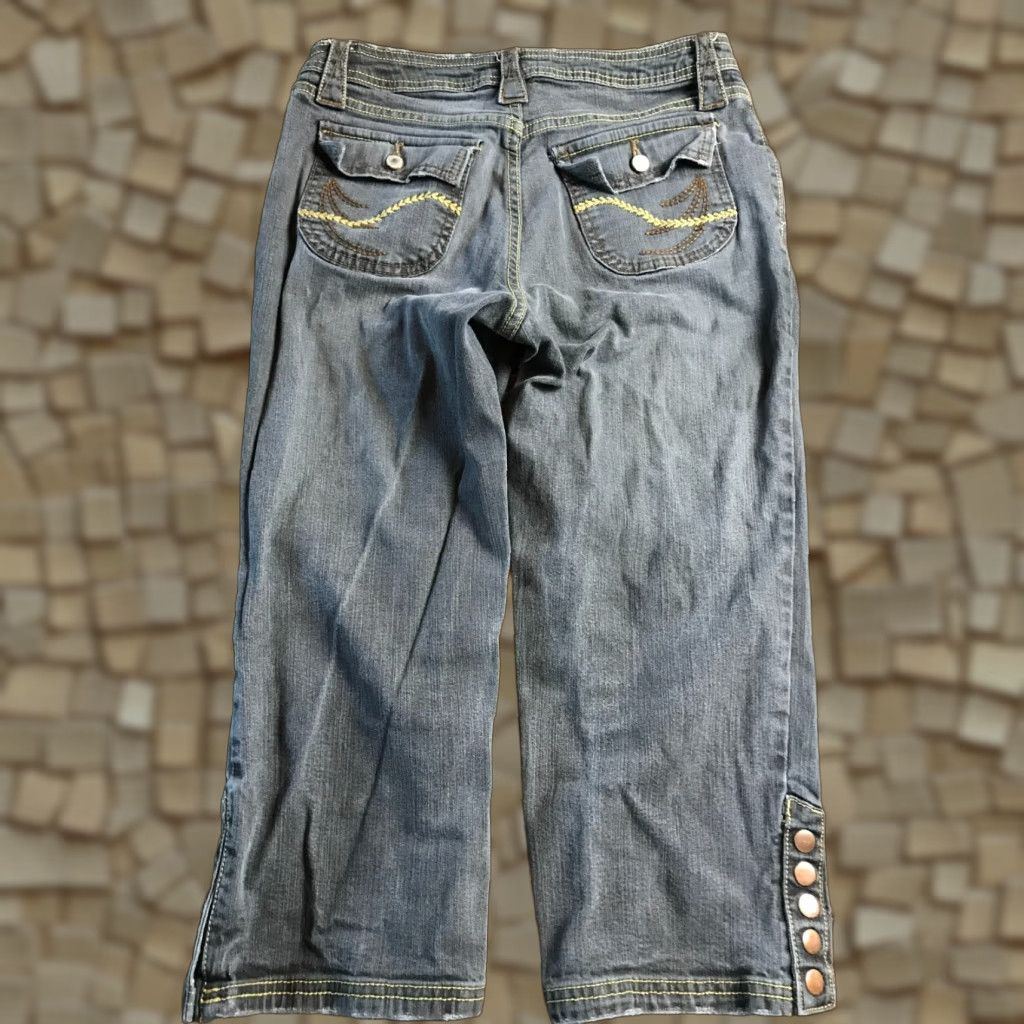 Faded Glory Faded Glory Jeans Women’s 8 Blue Denim Stretch Capri Straight Leg, Regular, Low Rise, Inseam 21 in, Jeans, Women, Capris, Straight, Blue, Vintage: No Size 30" / US 8 / IT 44 - 1 Thumbnail