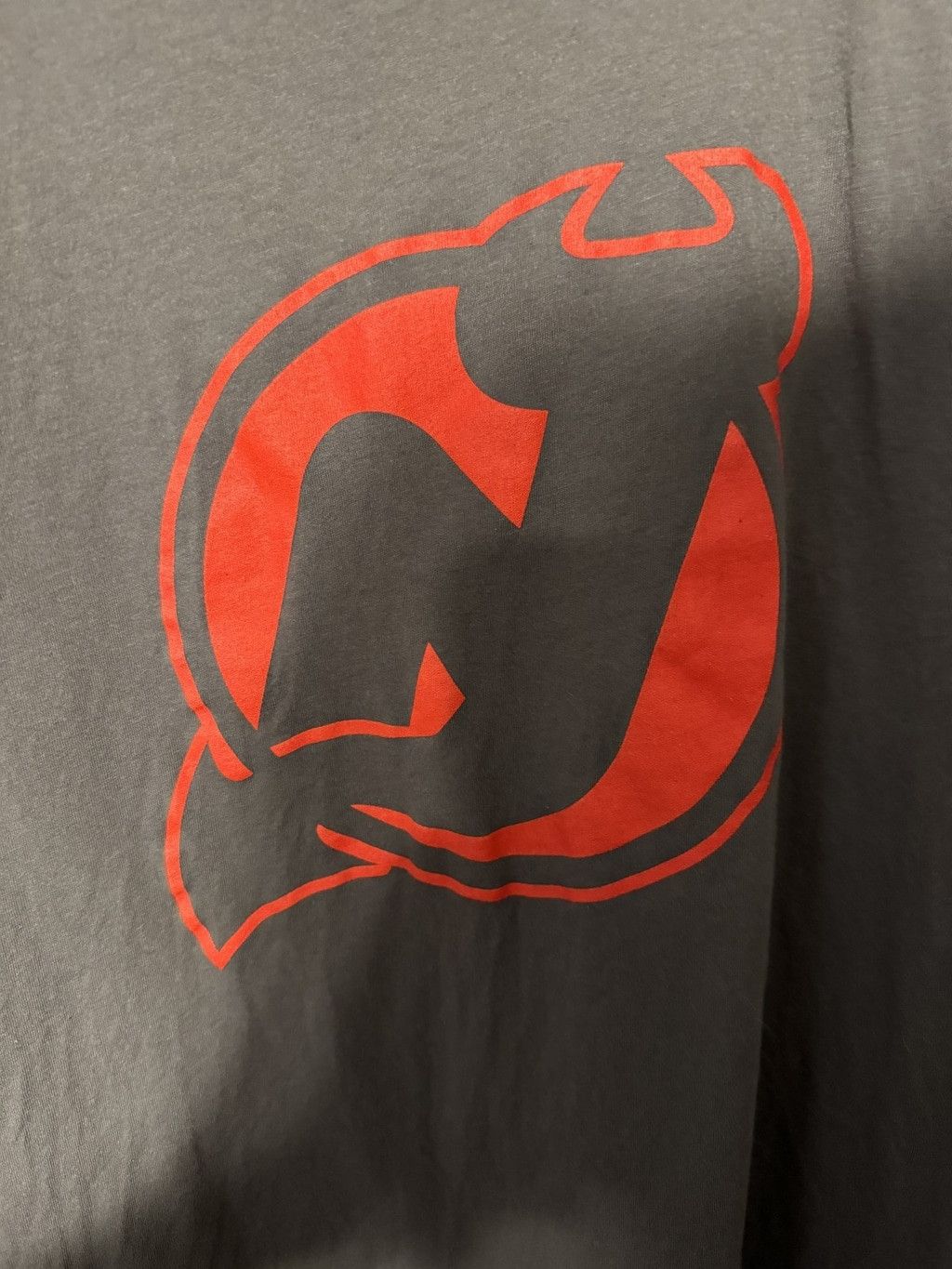 The Unbranded Brand New Jersey Devils Gray Short Sleeve T-Shirt Size L (?) Size US L / EU 52-54 / 3 - 5 Thumbnail