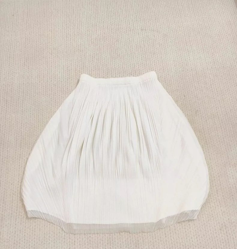 Issey Miyake Issey Miyake size:5 A cute vintage white, irregular-shaped Size 22" - 1 Thumbnail