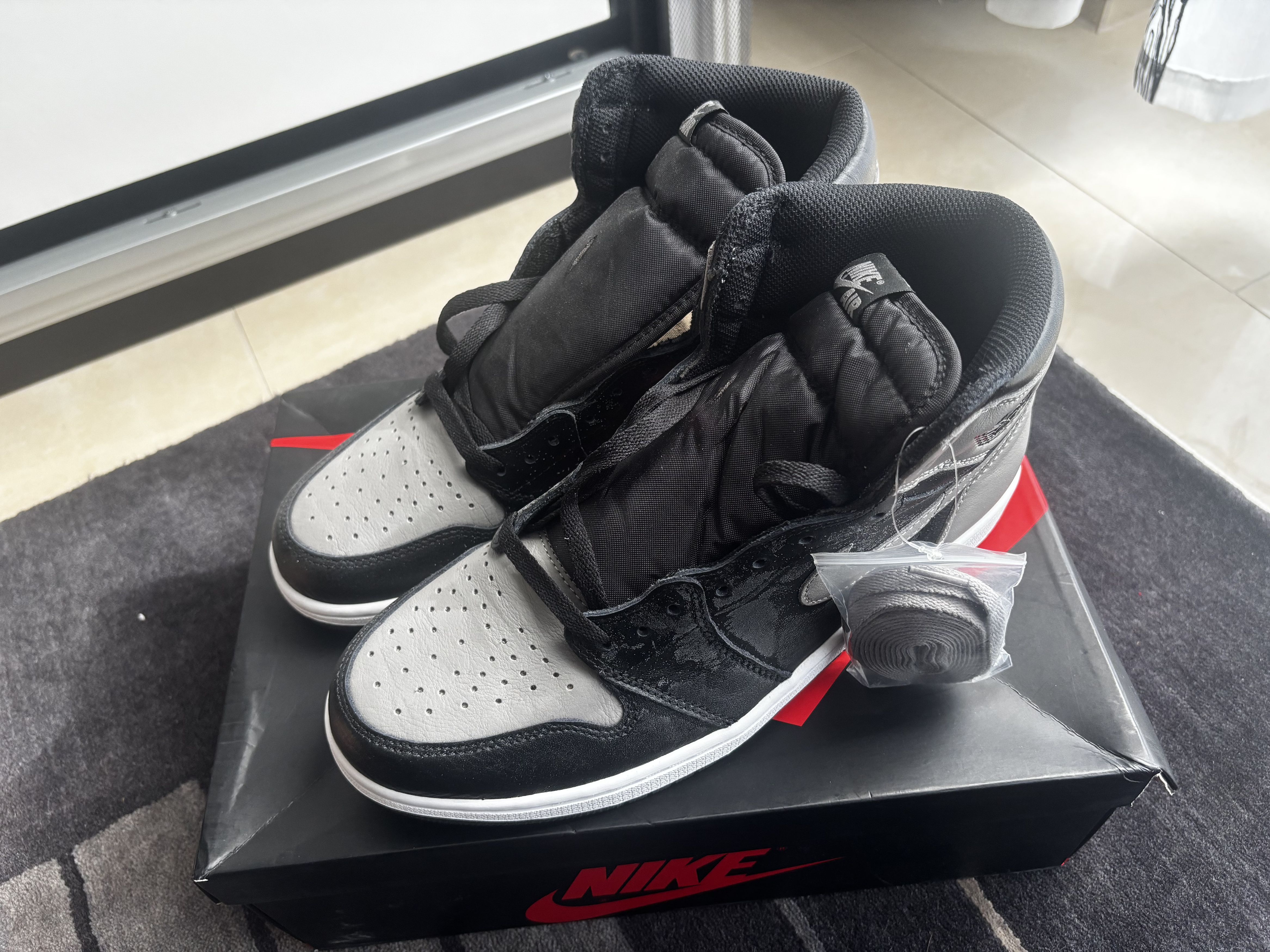 Jordan Brand Nike Air Jordan 1 Retro High OG Shadow 2018 US10.5/EU44.5 Size US 10.5 / EU 43-44 - 2 Thumbnail