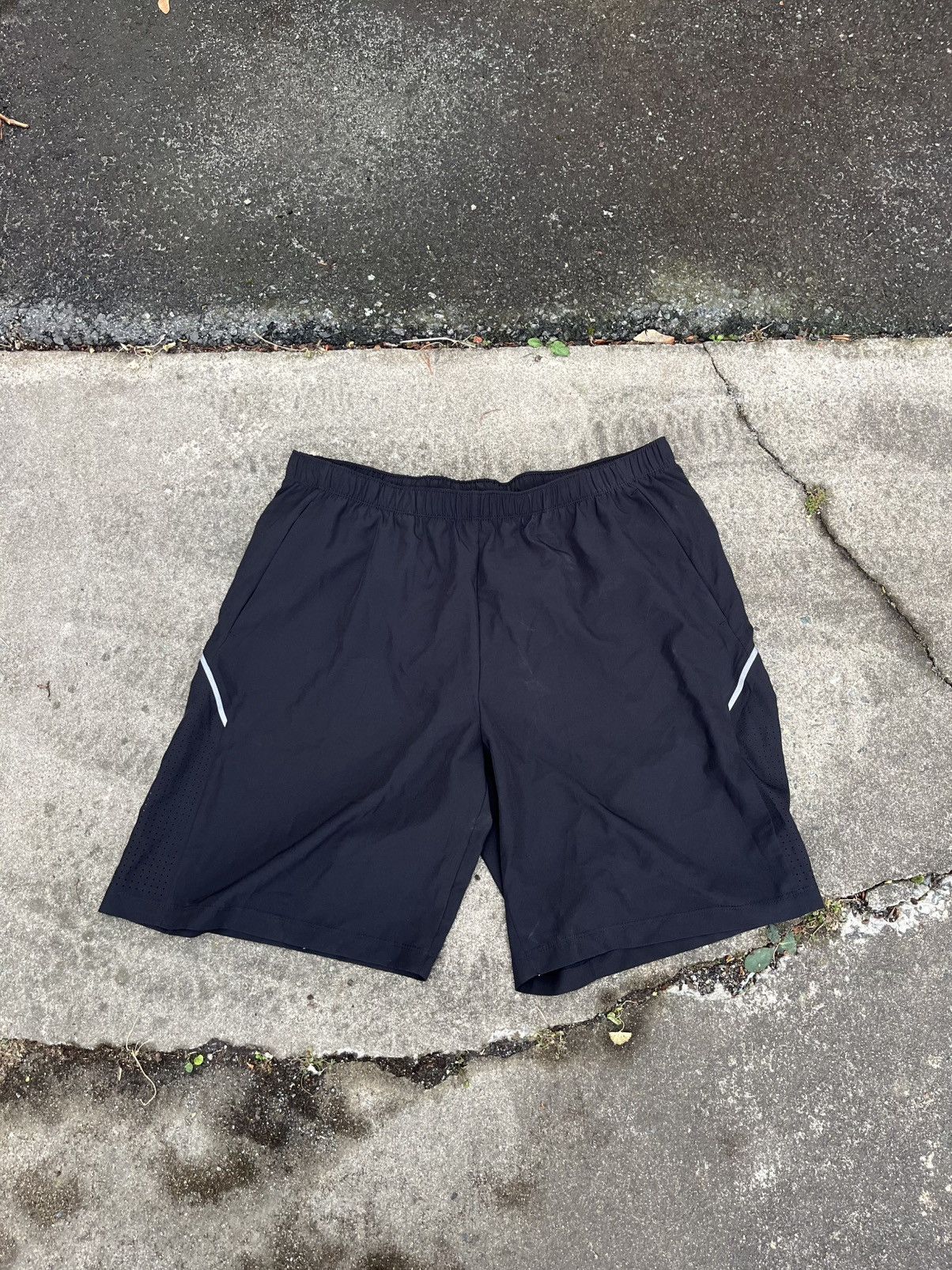 Asics XL Athletic Shorts Size US 41 - 1 Thumbnail