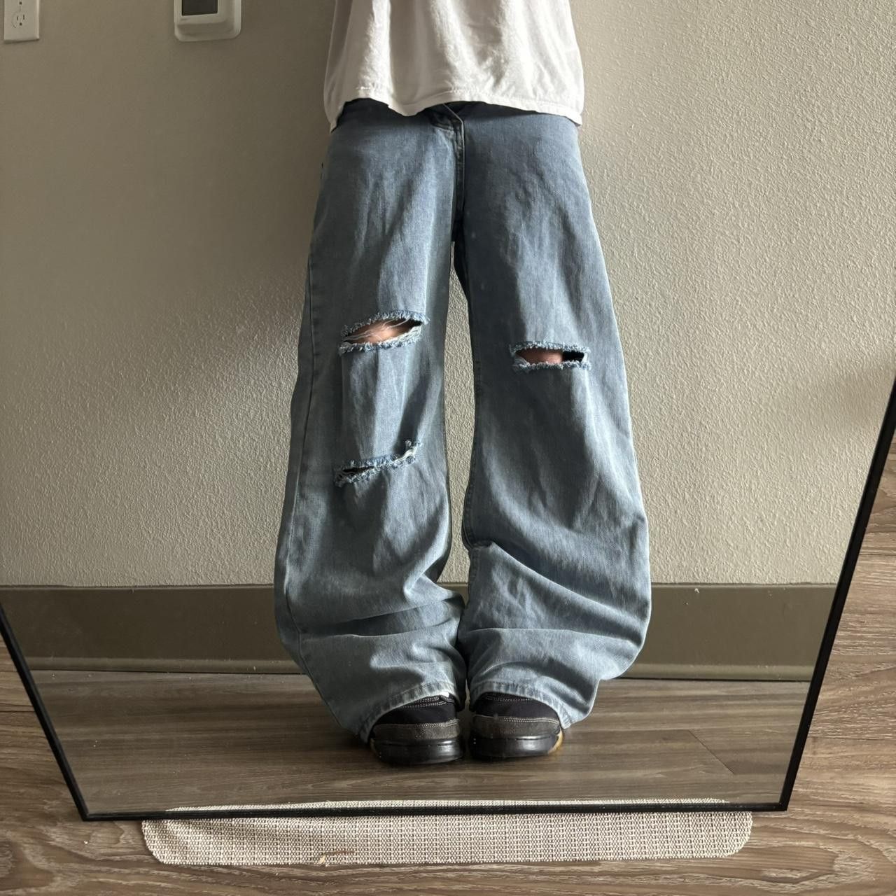 Vintage Crazy Vintage Y2K/2000s Baggy Light Wash Wide Leg Skater Style Denim Jeans! 26x30 Size US 26 / EU 42 - 1 Thumbnail