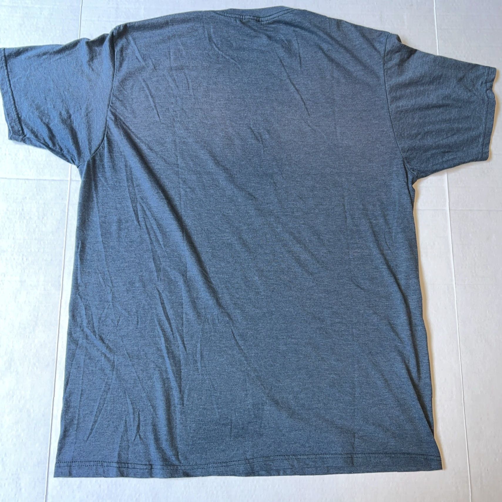 Vintage VINTAGE Foo Fighters The Colour And The Shape Shirt XL Gray 90s Band Graphic Print Unisex Adults Regular Short Sleeve Mus… Size US XL / EU 56 / 4 - 5 Thumbnail