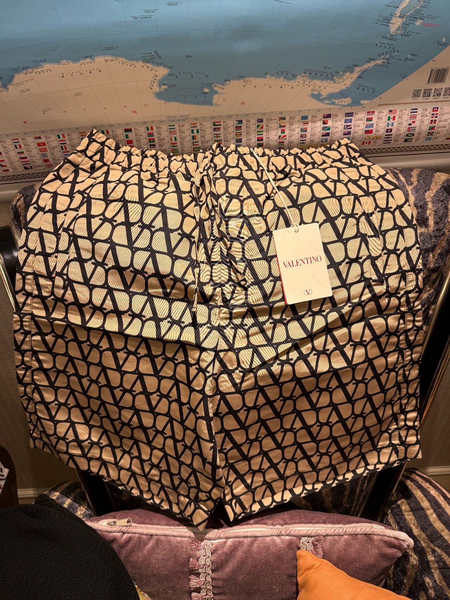Valentino Valentino Silk Beige V Logo Shorts Size US 30 / EU 46 - 3 Thumbnail