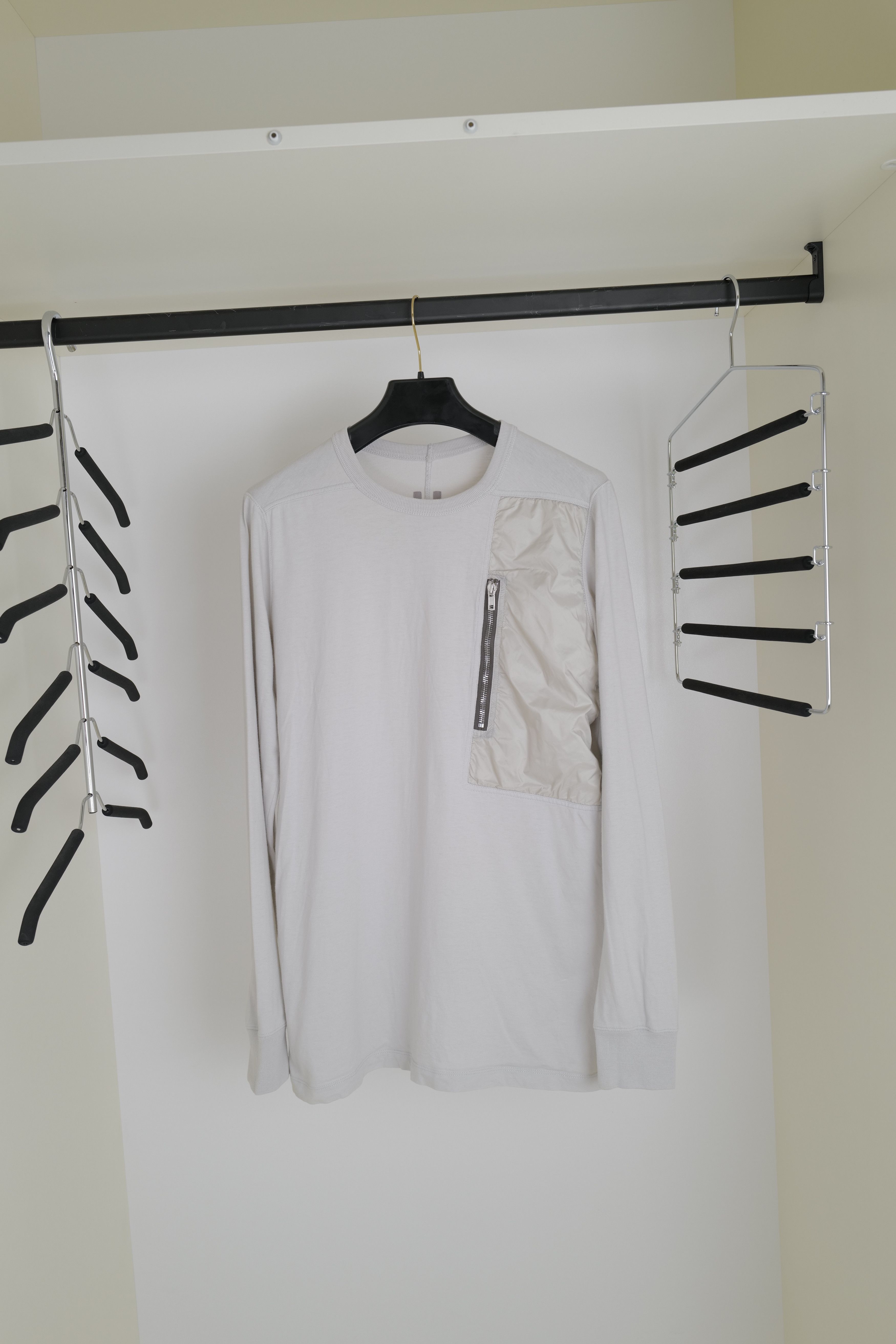 Rick Owens RICK OWENS LONG SLEEVE ZIP POCKET T-SHIRT OYSTER IN OYSTER Size US M / EU 48-50 / 2 - 4 Thumbnail
