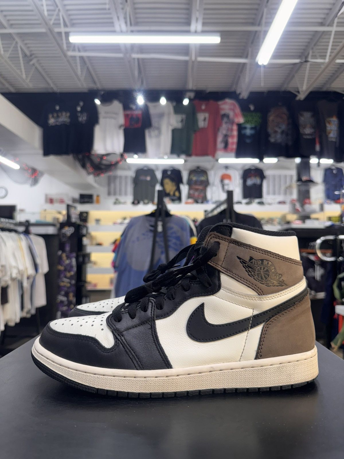 Jordan Brand Air Jordan 1 Dark Mocha Size 9 (2020) Size US 9 / EU 42 - 7 Thumbnail