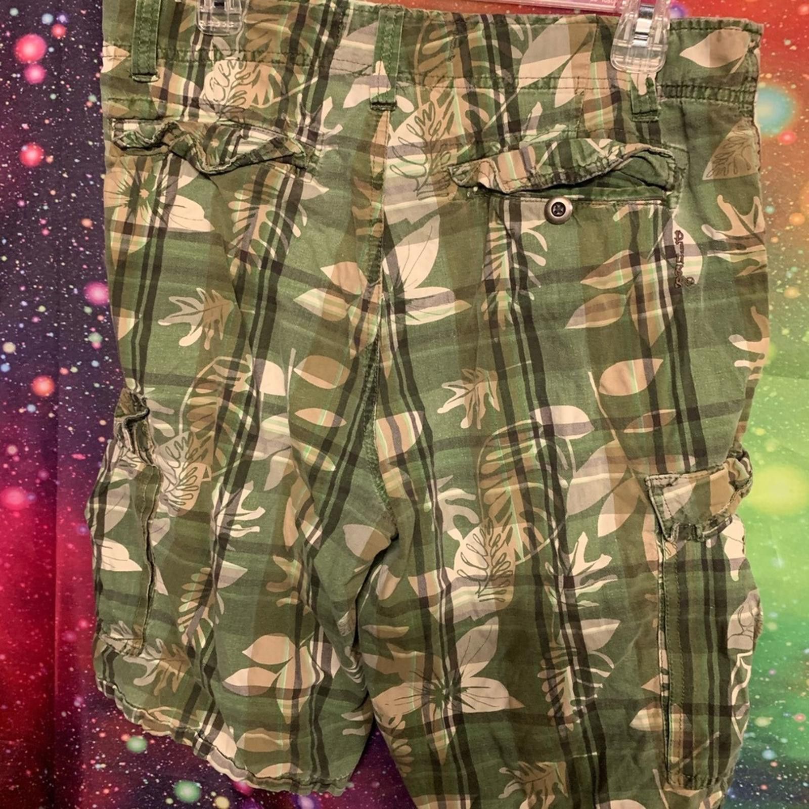 Designer Tan and Green Cargo Shorts with Woodland Camouflage Size US 32 / EU 48 - 5 Thumbnail