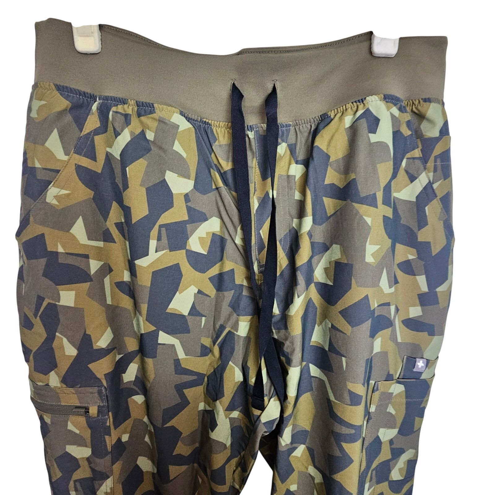 Figue Figs Women Green Camo Print Cargo Scrub Pants Sz LP Nurse Size 33" - 2 Thumbnail