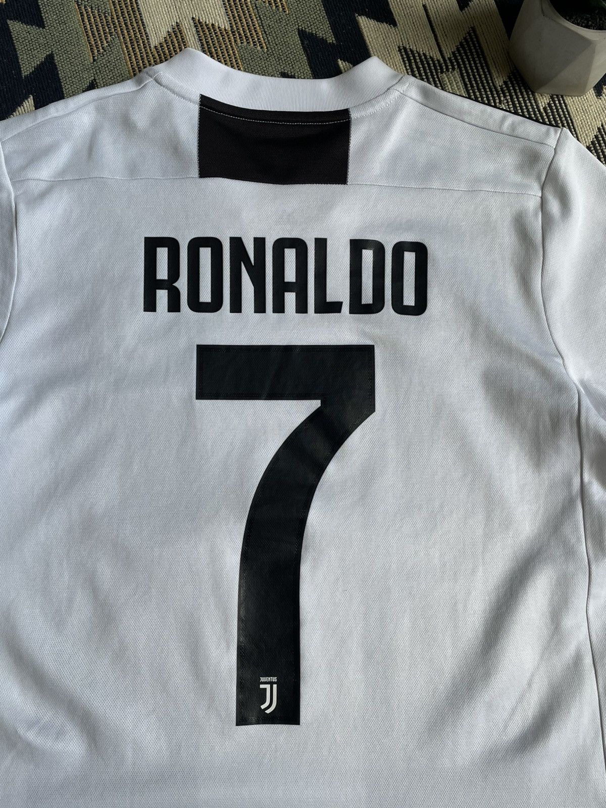 Vintage Cristiano Ronaldo Adidas Juventus 2018/19 Home Jersey Size US S / EU 44-46 / 1 - 4 Thumbnail