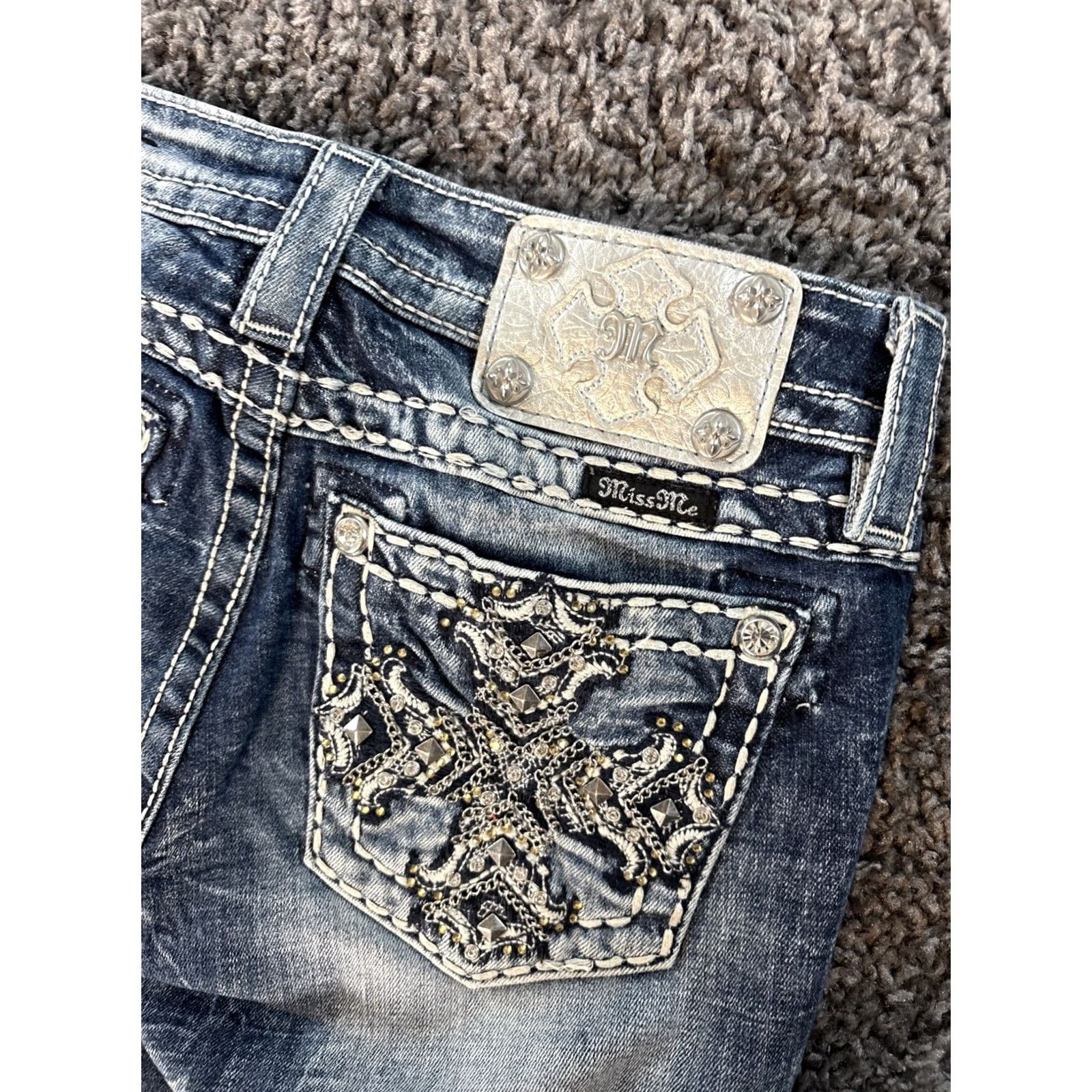 Miss Me VINTAGE Miss Me Signature Capri Jeans Cropped Women 26x22 Low Rise Blue Rhinestone Cropped 26 22 Jeans Mens? Size 26" / US 2 / IT 38 - 2 Thumbnail