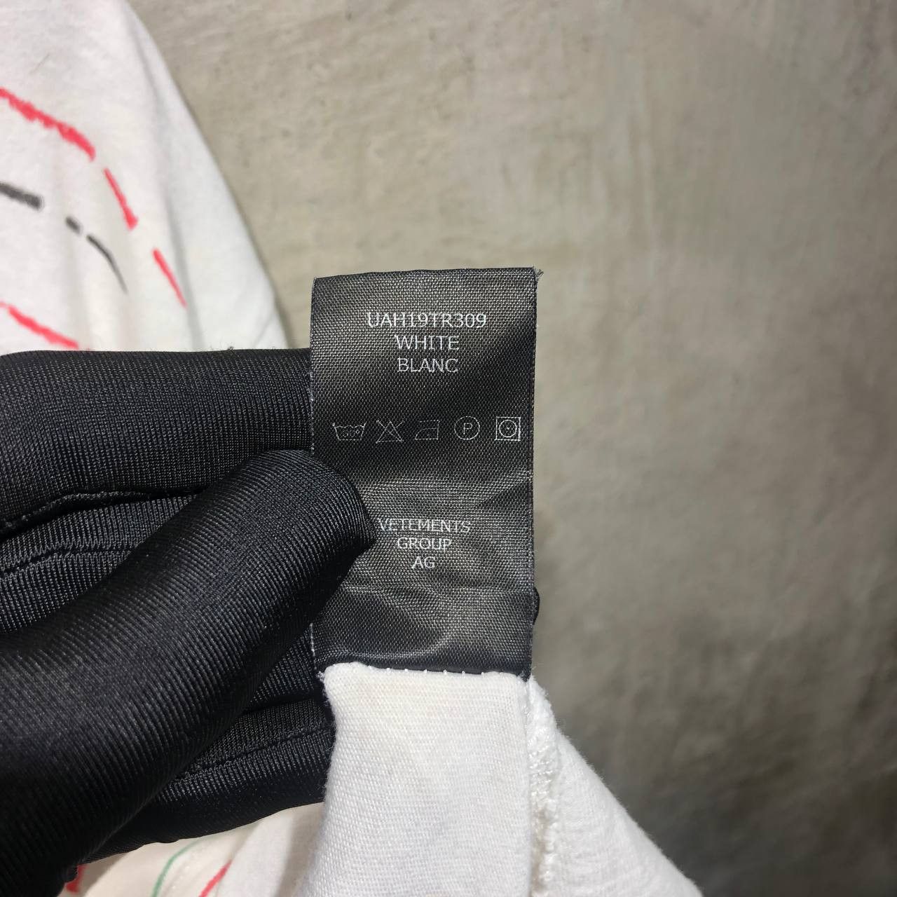 Vetements Vetements Elephant in the Room Tee | Grailed