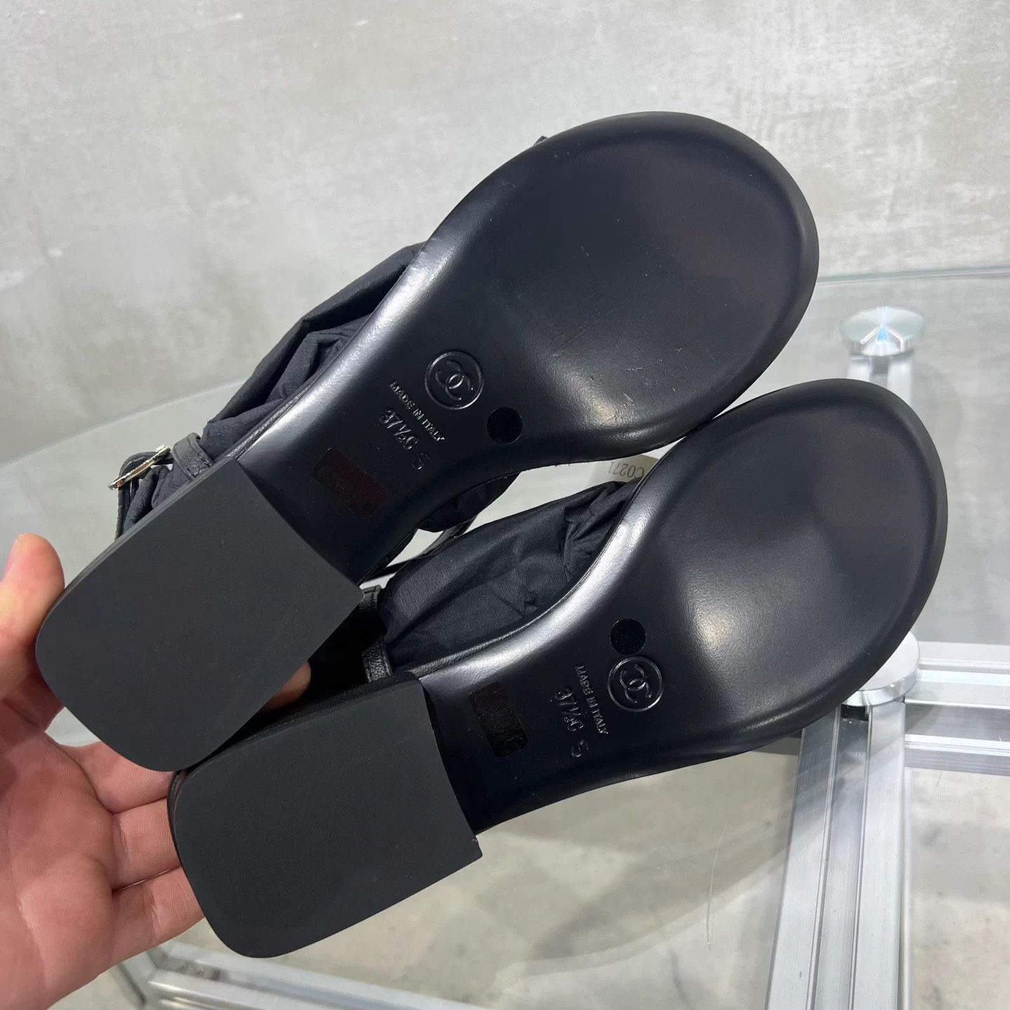 Chanel Chanel Gemstone Heart Pearl Black Flat Sandals 37.5 Size US 6.5 / IT 36.5 - 7 Thumbnail