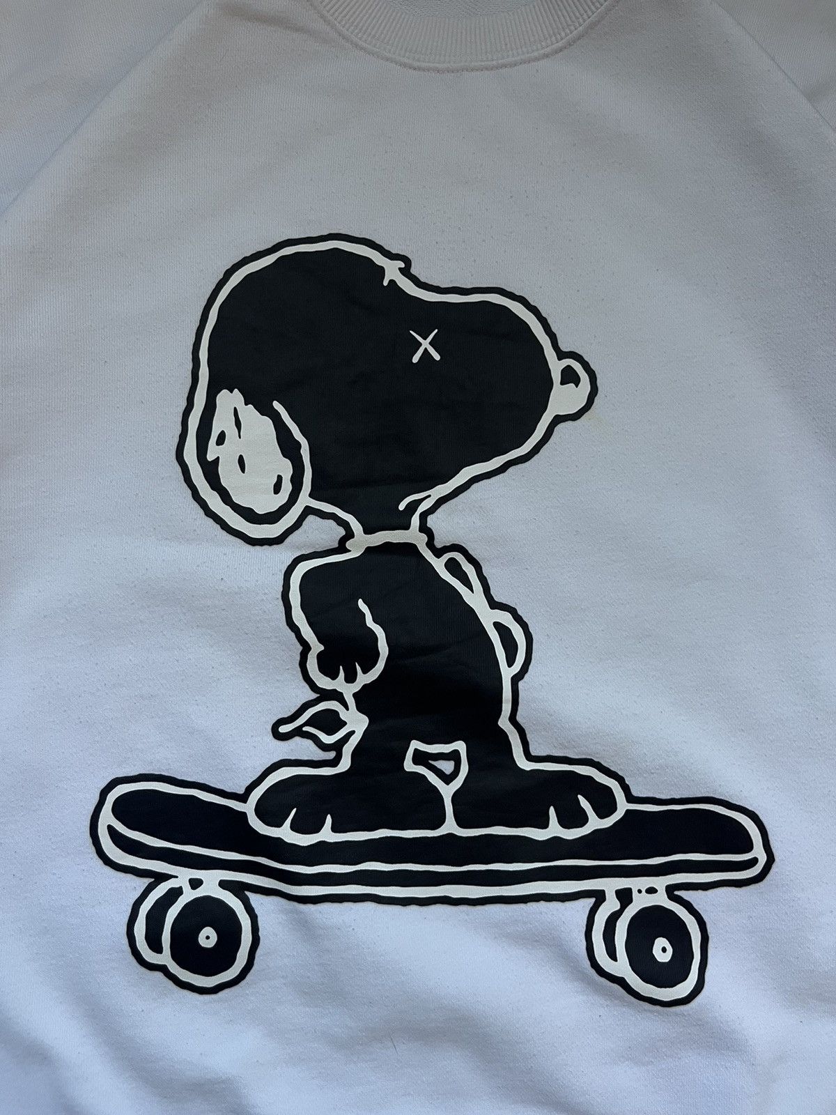 Kaws × Peanuts × Uniqlo KAWS x Snoopy Skateboarding White Sweatshirt Size US XXL / EU 58 / 5 - 3 Thumbnail