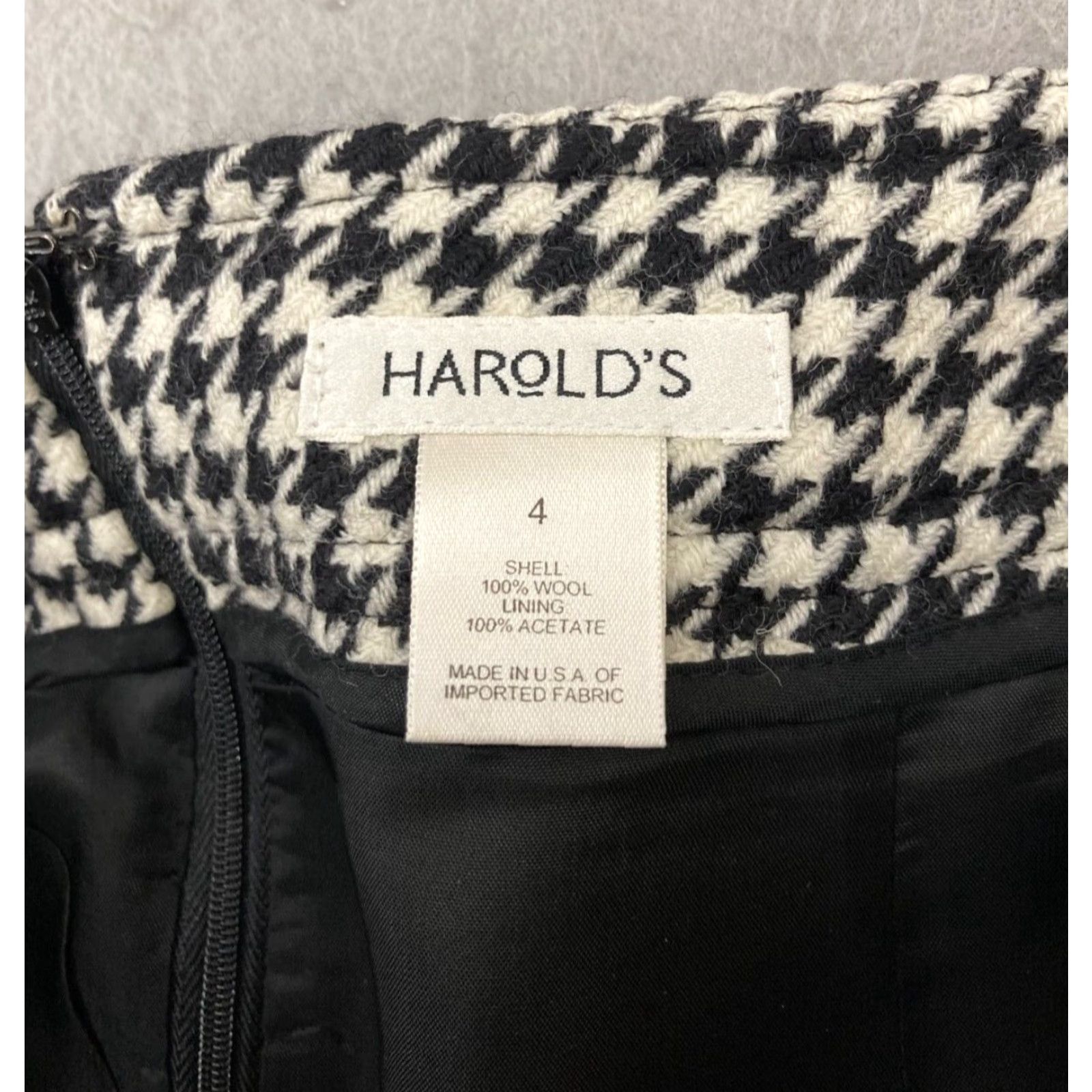Vintage Harolds Women's Wool Skirt 4 Black Houndstooth Knee Length Straight & Pencil 90s Country of US Size 27" / US 4 / IT 40 - 6 Thumbnail