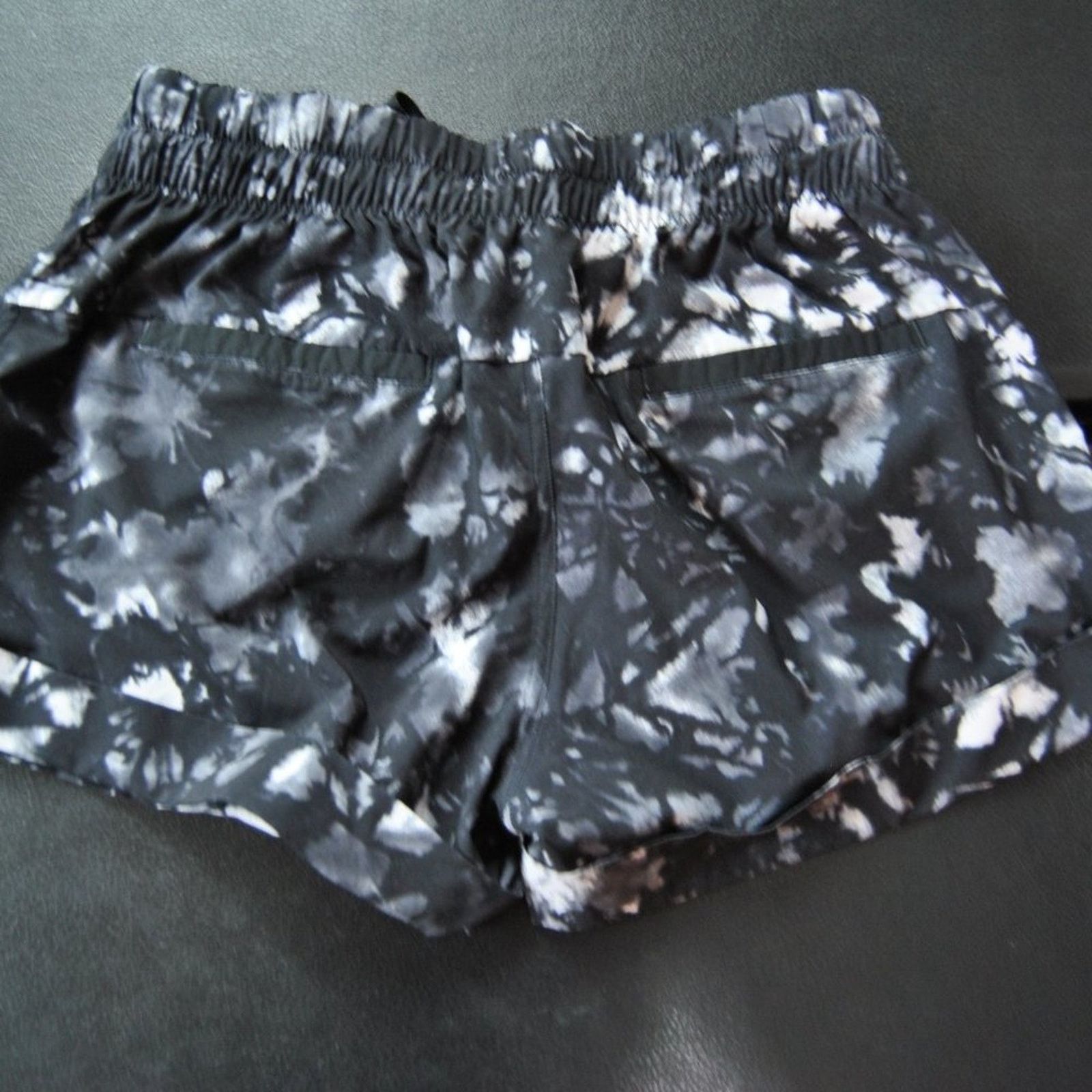Lululemon Lululemon Shorts Size 6 Black White Gray Camo Size 28" / US 6 / IT 42 - 7 Thumbnail